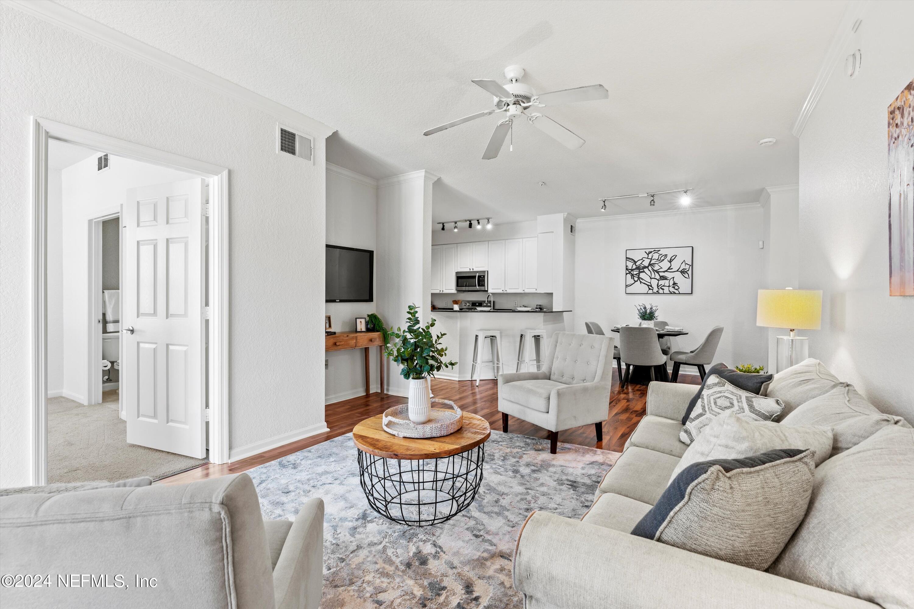 8539 GATE Parkway W, 111