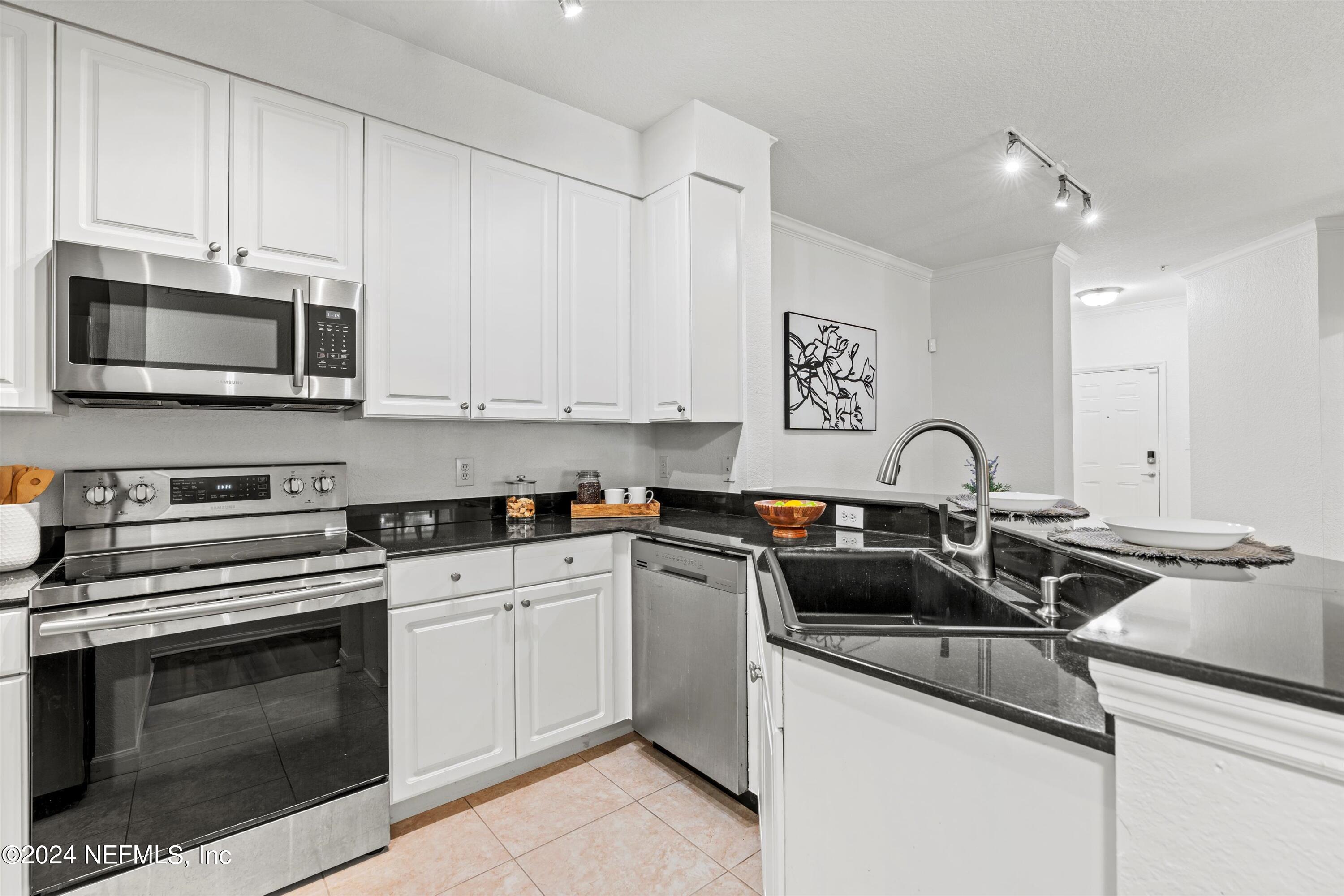 8539 GATE Parkway W, 111