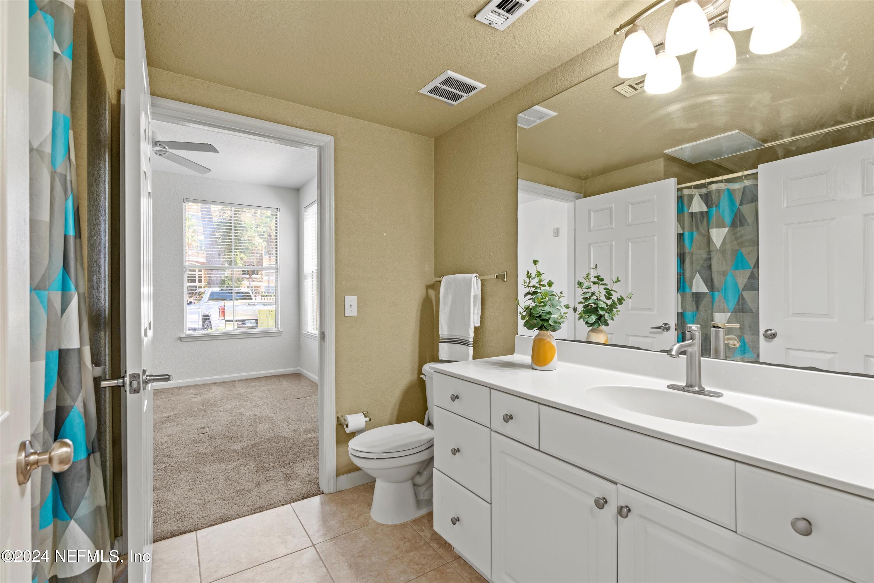 8539 GATE Parkway W, 111