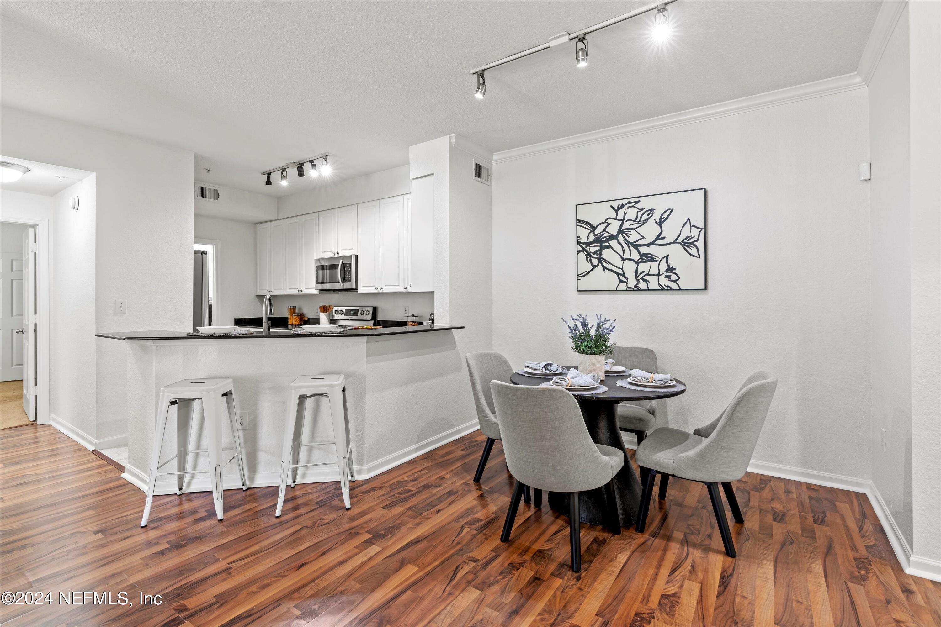 8539 GATE Parkway W, 111