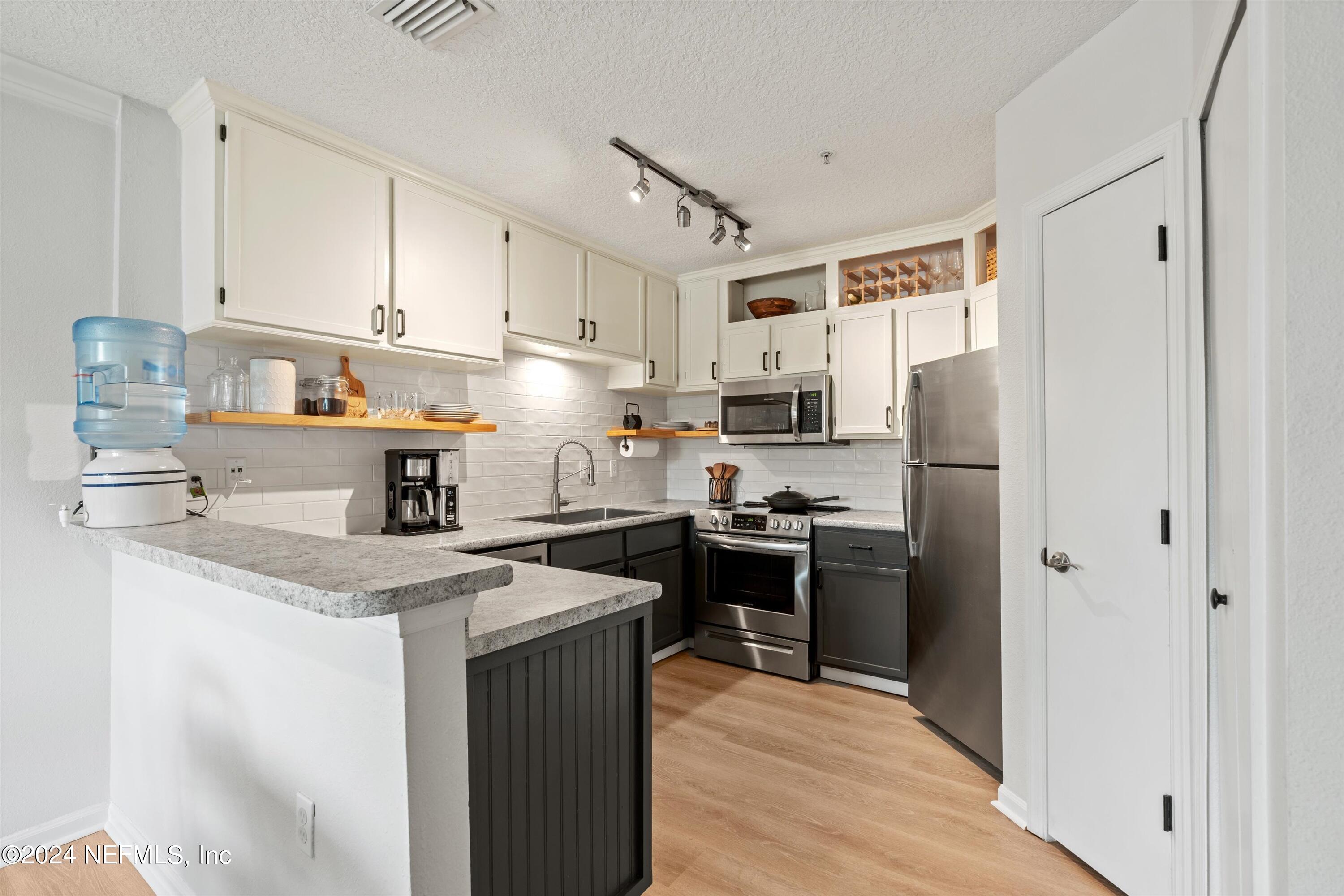 1655 THE GREENS Way, 2914