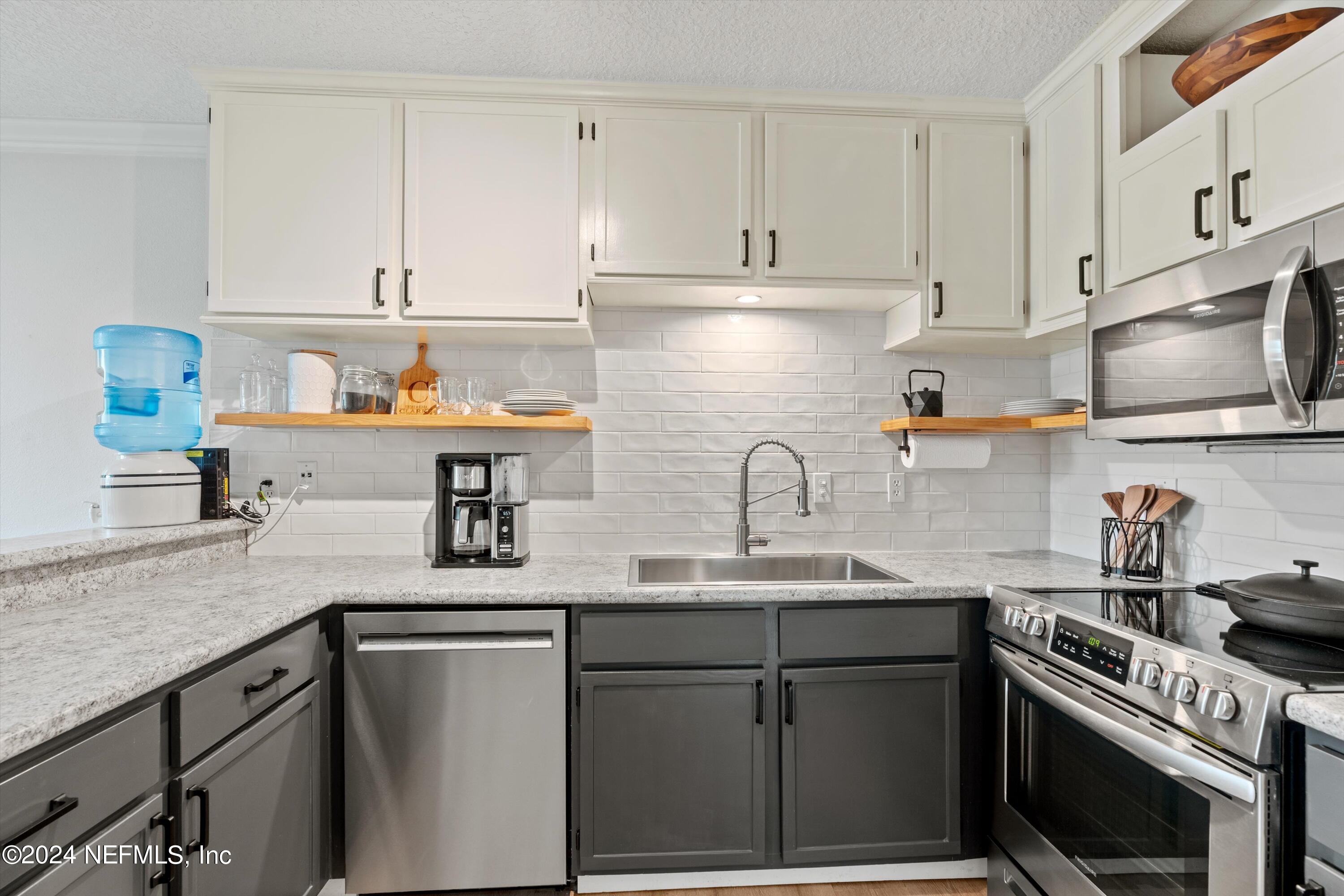 1655 THE GREENS Way, 2914