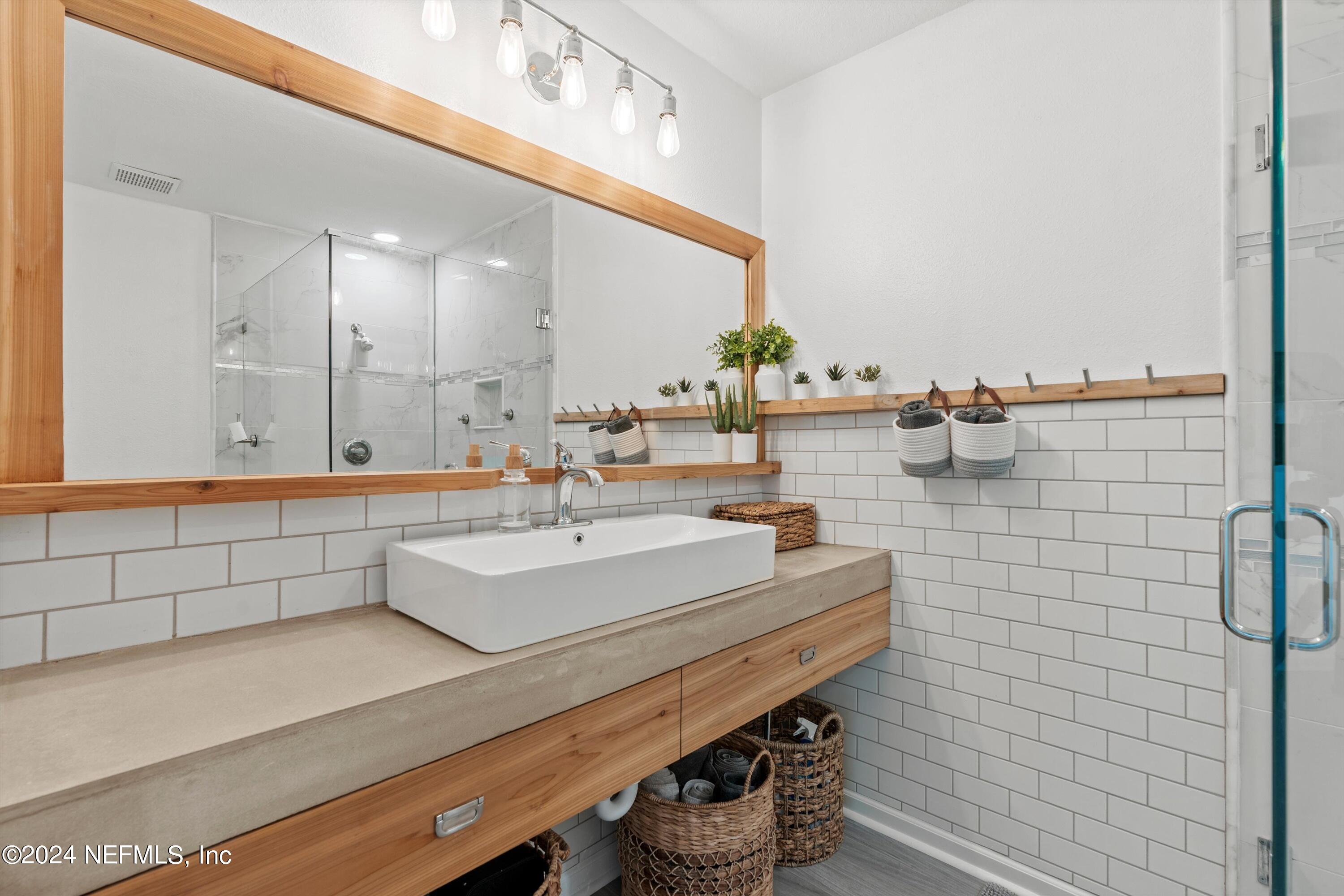 1655 THE GREENS Way, 2914