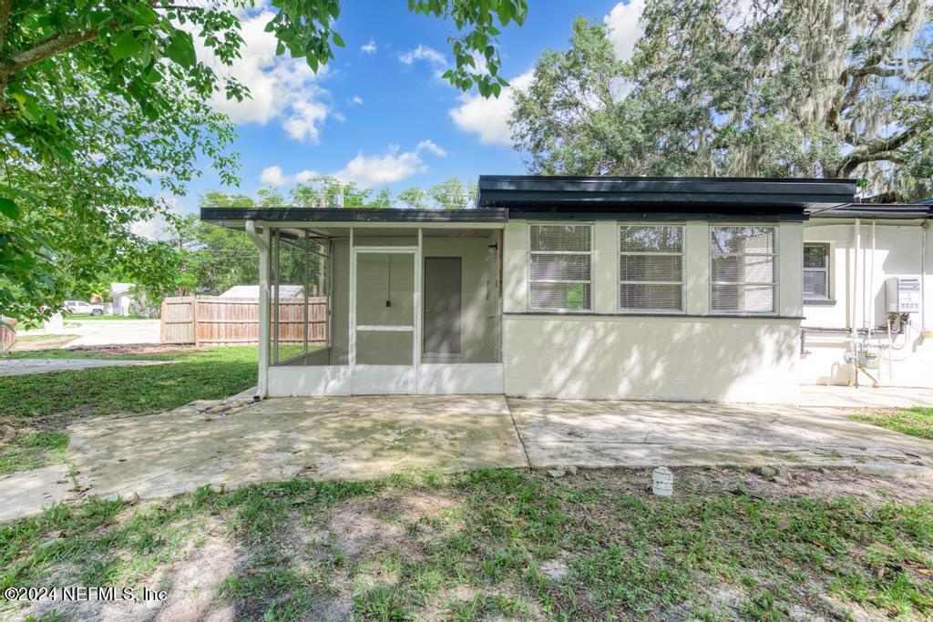 2215 SILVER LAKE Drive