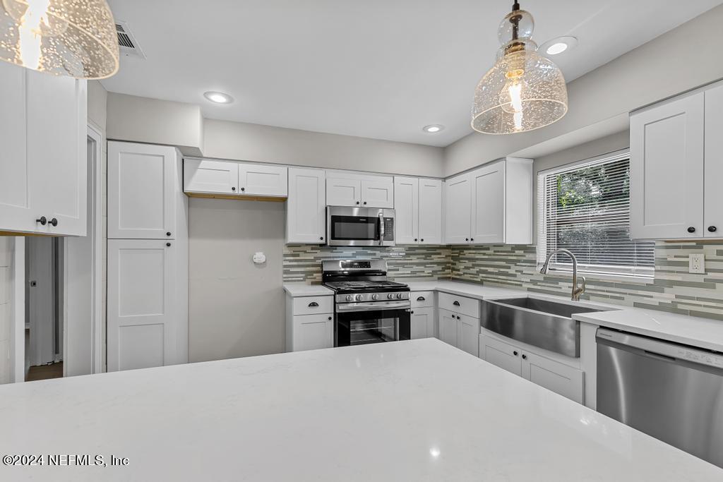 2215 SILVER LAKE Drive