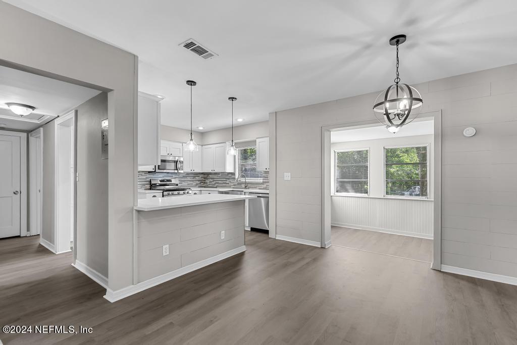 2215 SILVER LAKE Drive