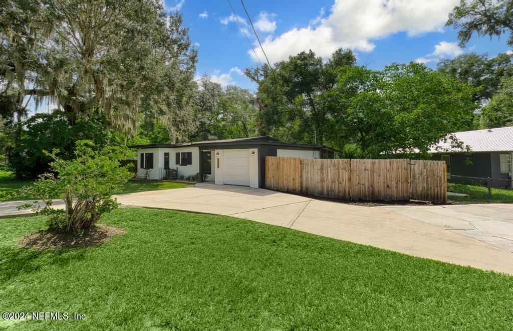 2215 SILVER LAKE Drive