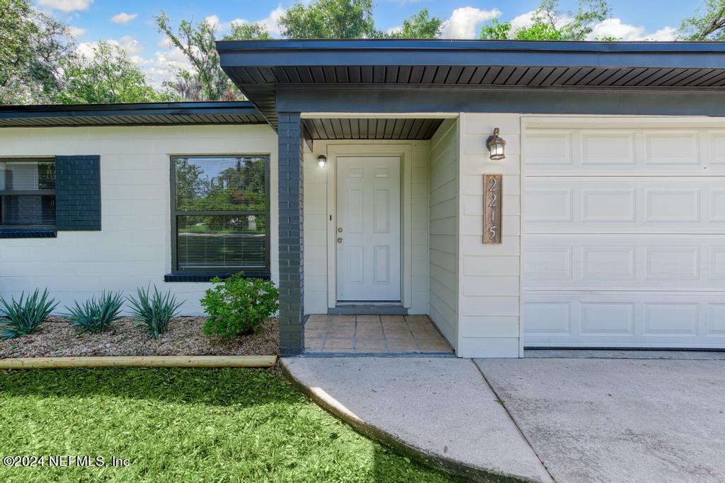 2215 SILVER LAKE Drive