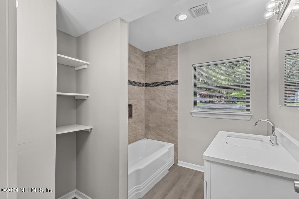 2215 SILVER LAKE Drive