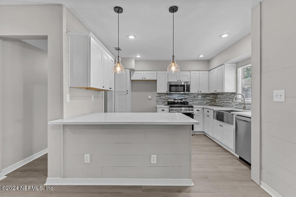 2215 SILVER LAKE Drive