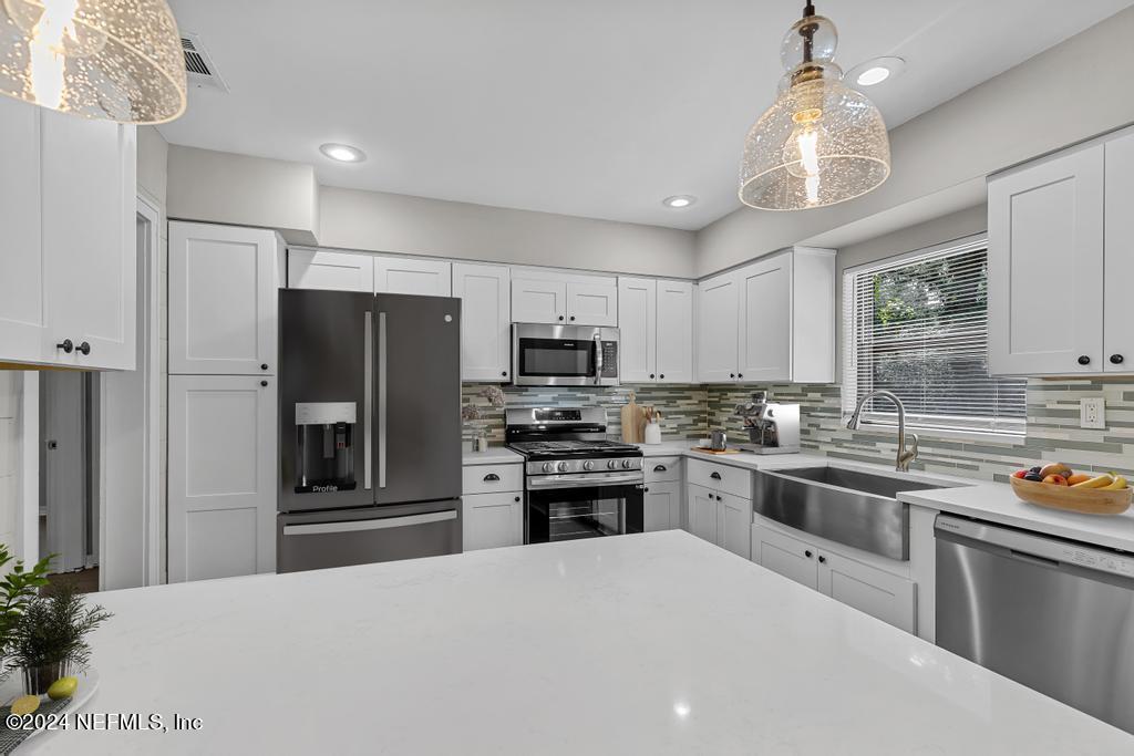 2215 SILVER LAKE Drive