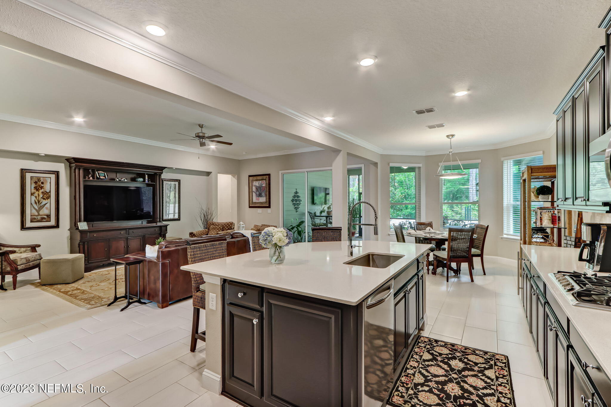 484 GLORIETA Drive