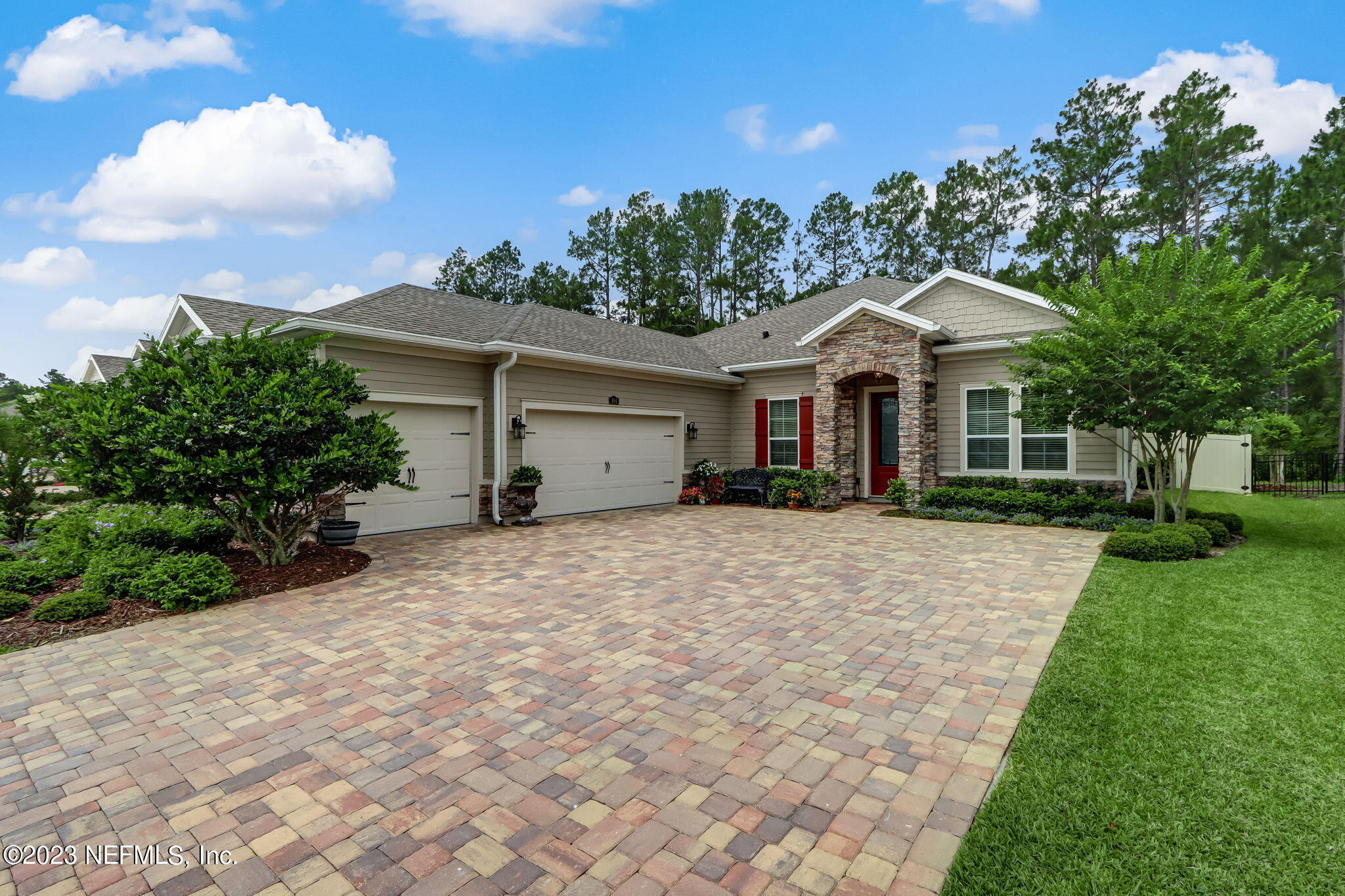 484 GLORIETA Drive