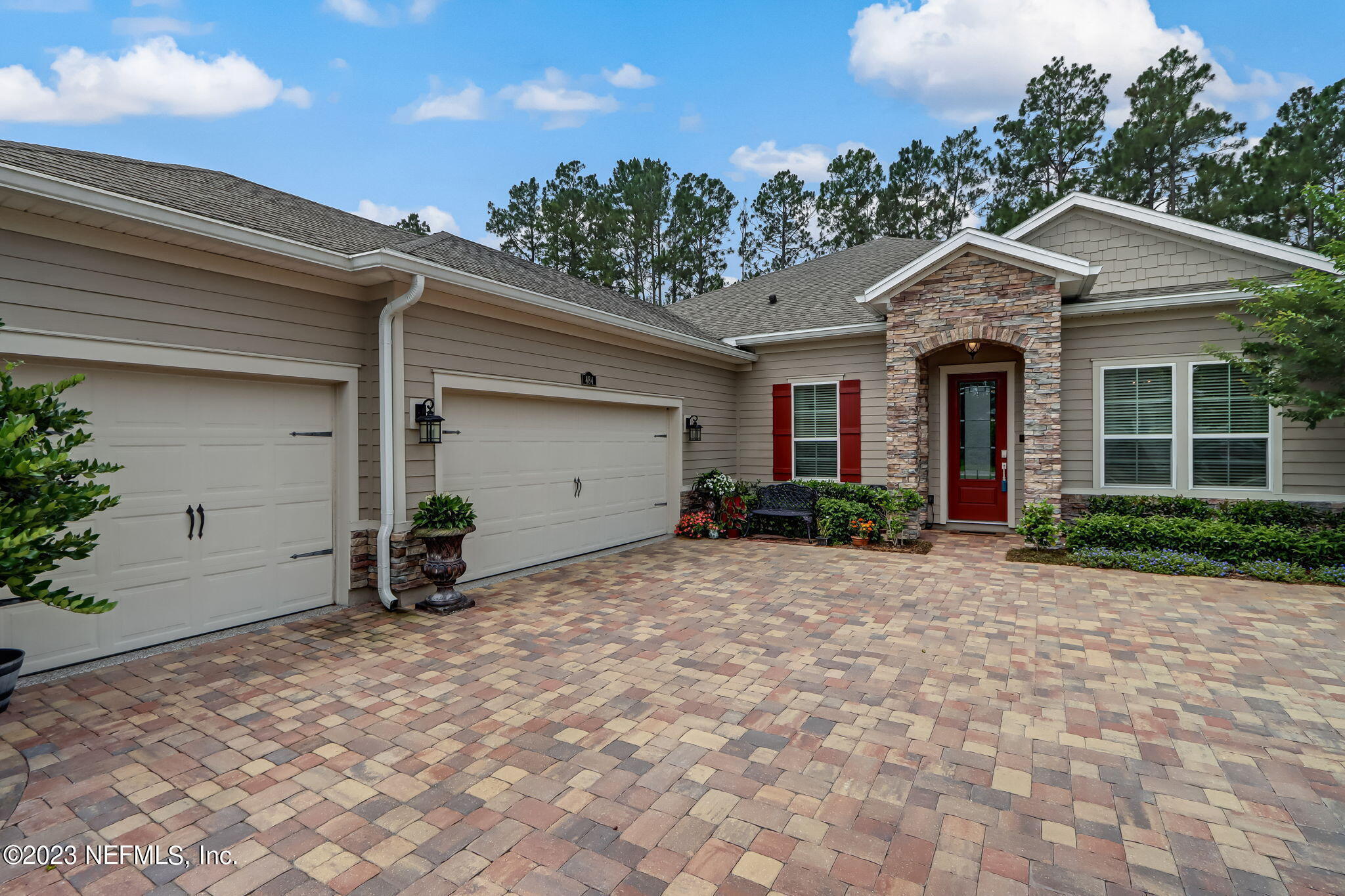 484 GLORIETA Drive