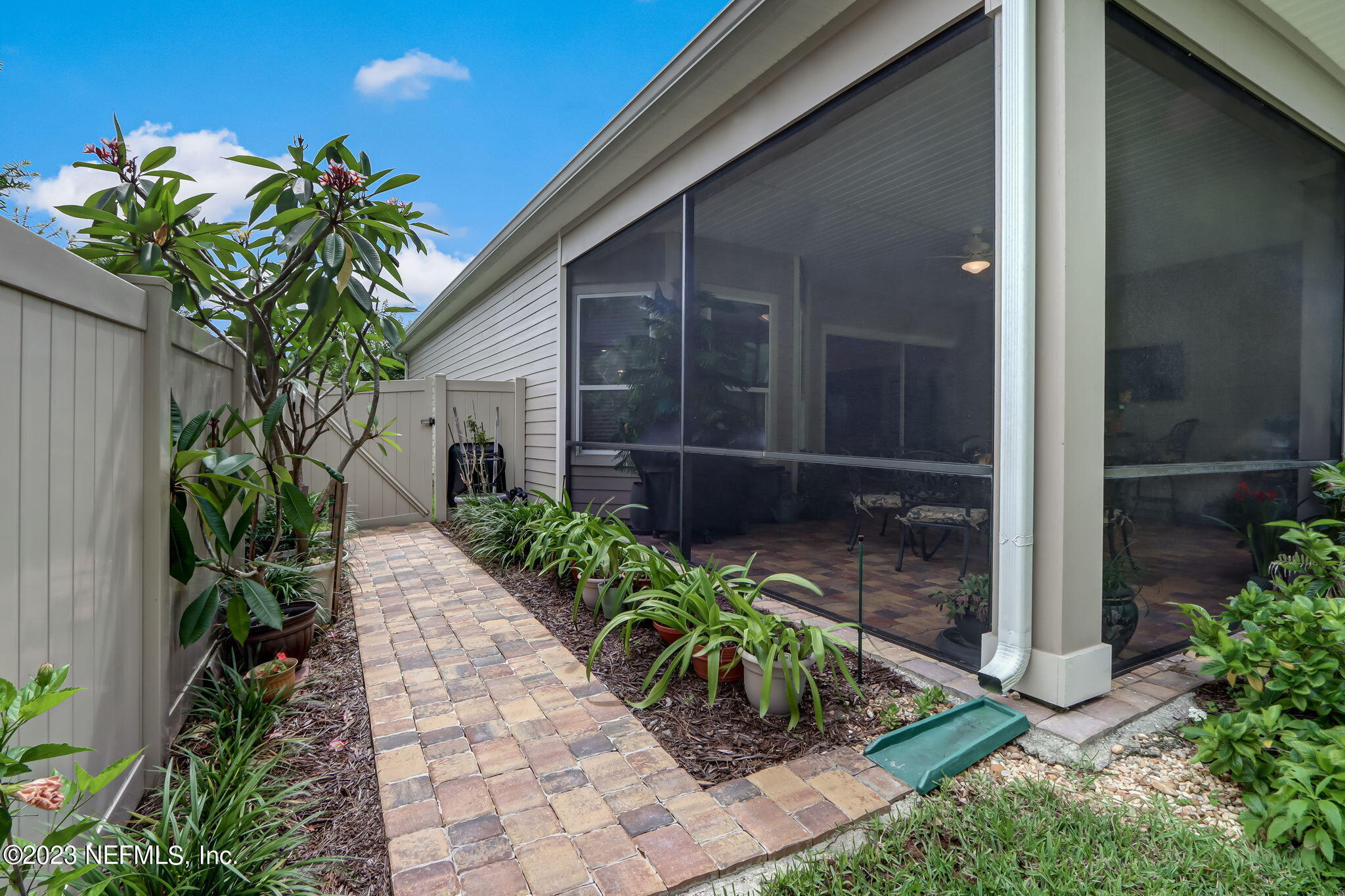 484 GLORIETA Drive