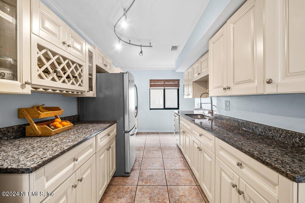 121 13TH Avenue S, B