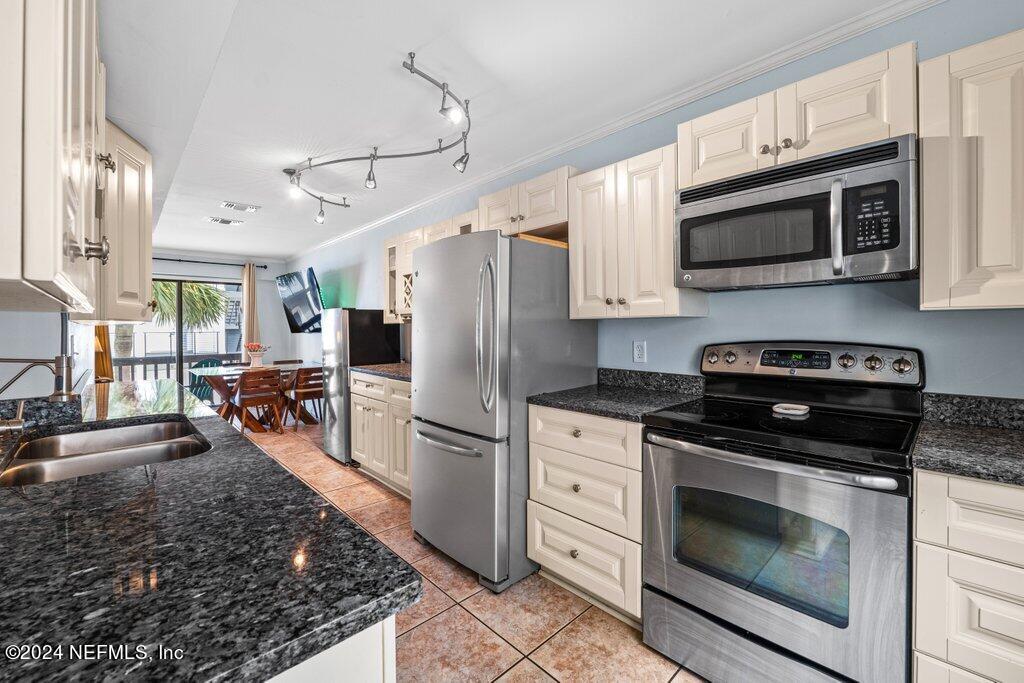 121 13TH Avenue S, B