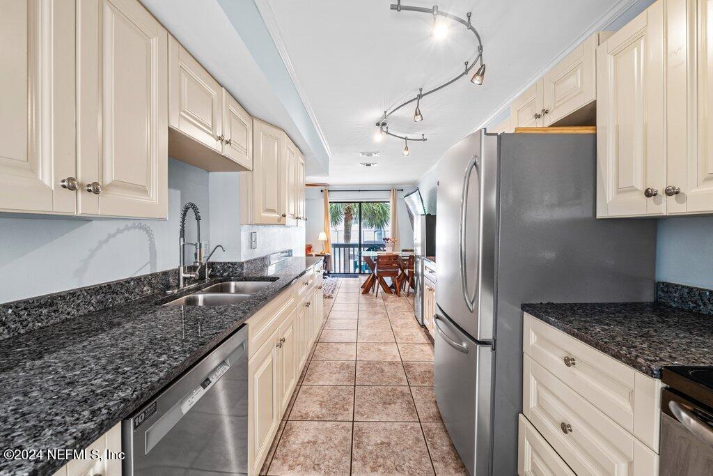 121 13TH Avenue S, B