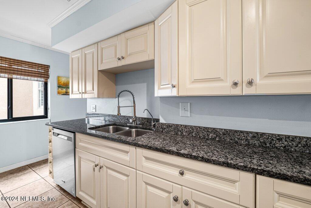 121 13TH Avenue S, B