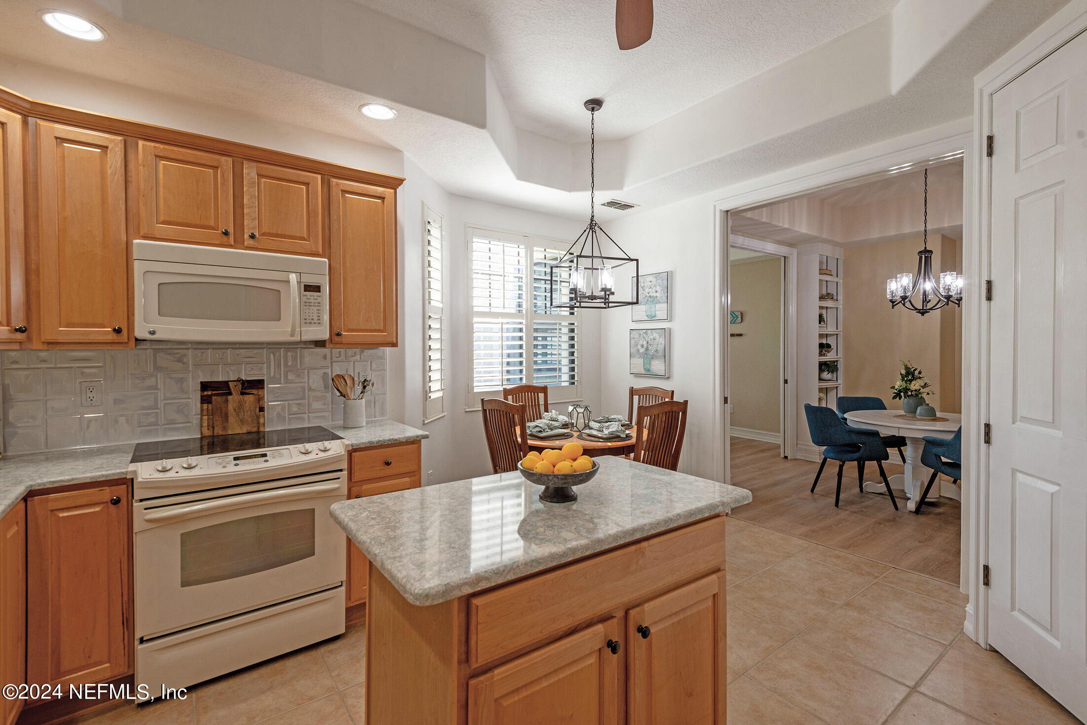 186 LATERRA LINKS Circle, 102