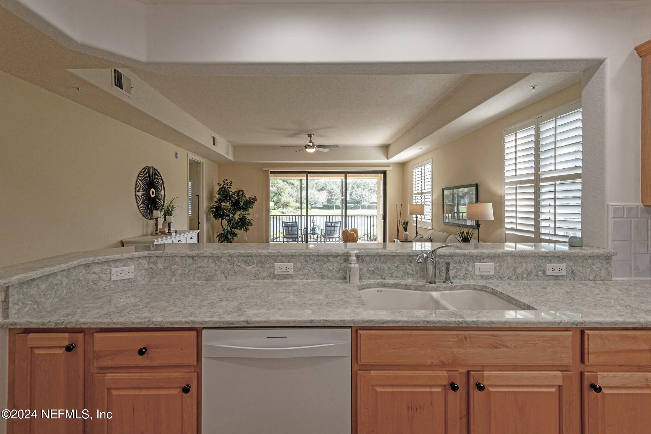 186 LATERRA LINKS Circle, 102