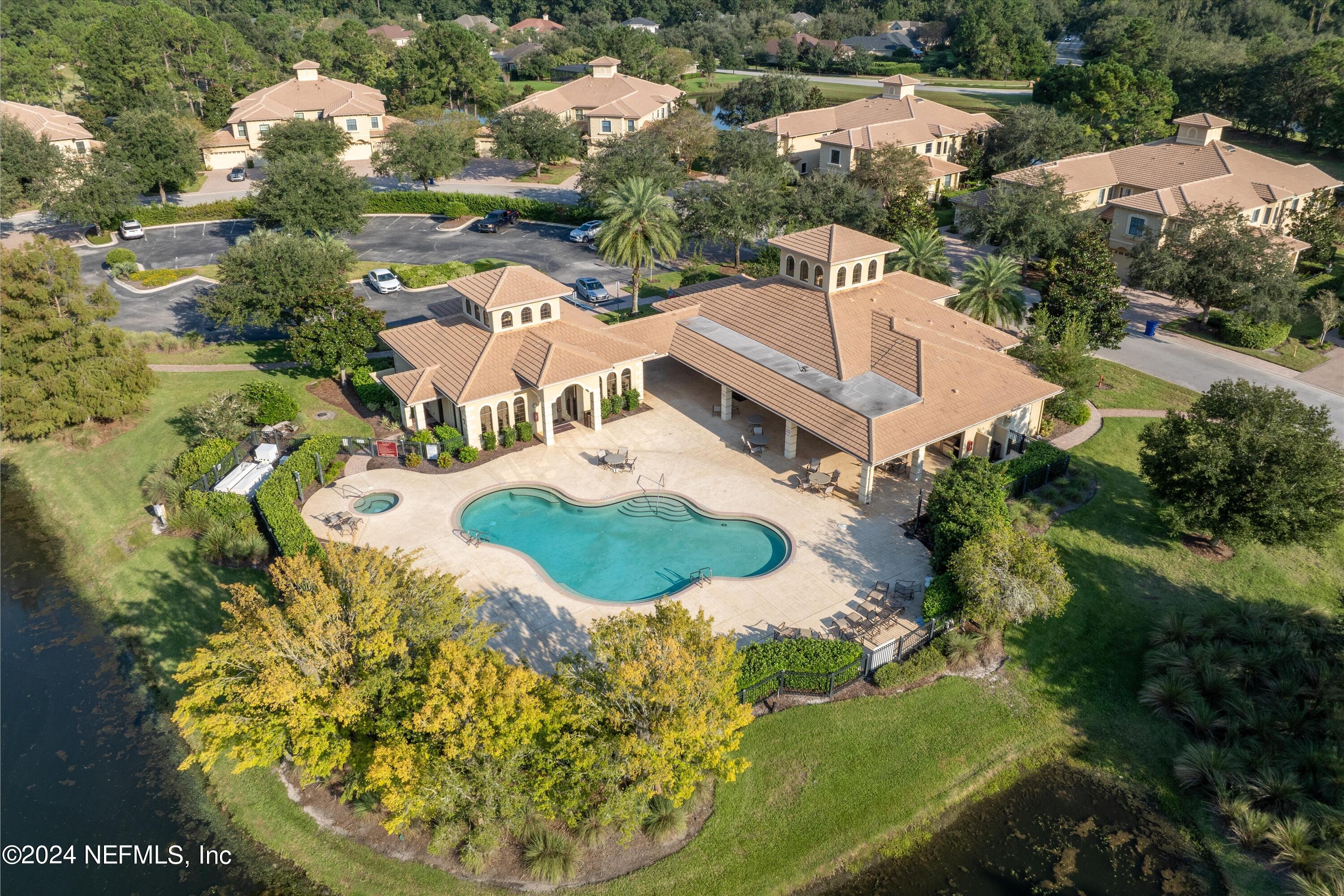 186 LATERRA LINKS Circle, 102