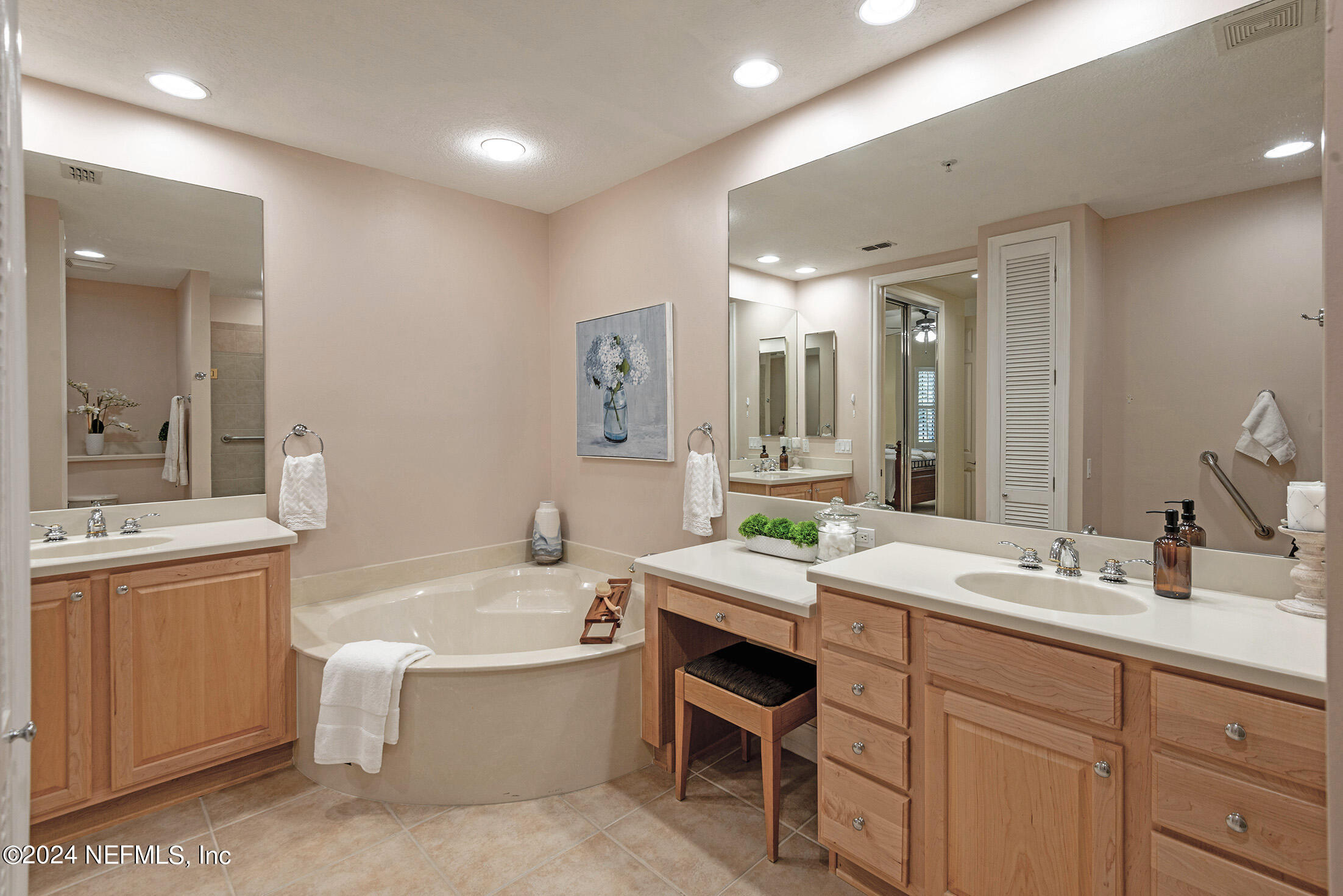 186 LATERRA LINKS Circle, 102