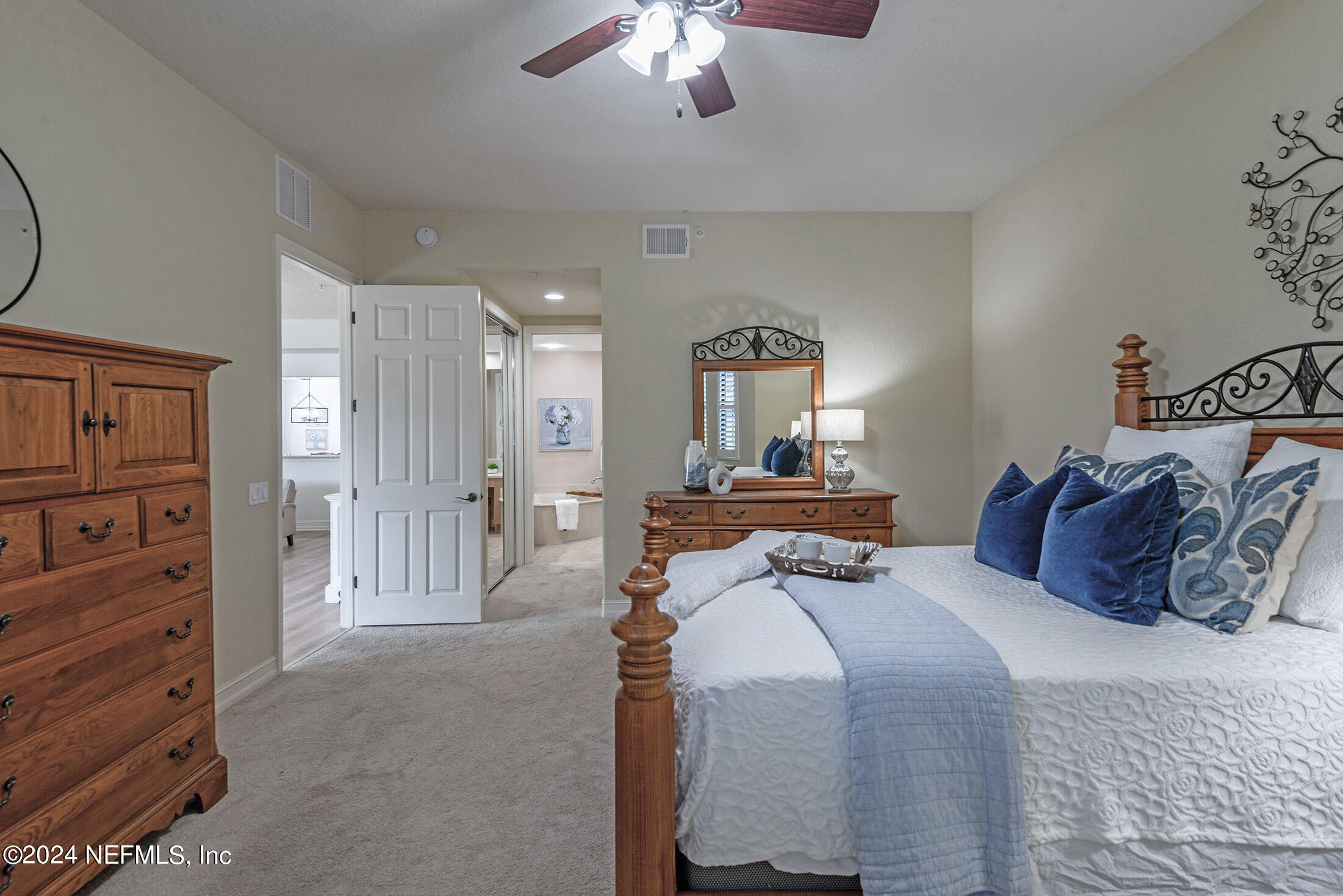 186 LATERRA LINKS Circle, 102