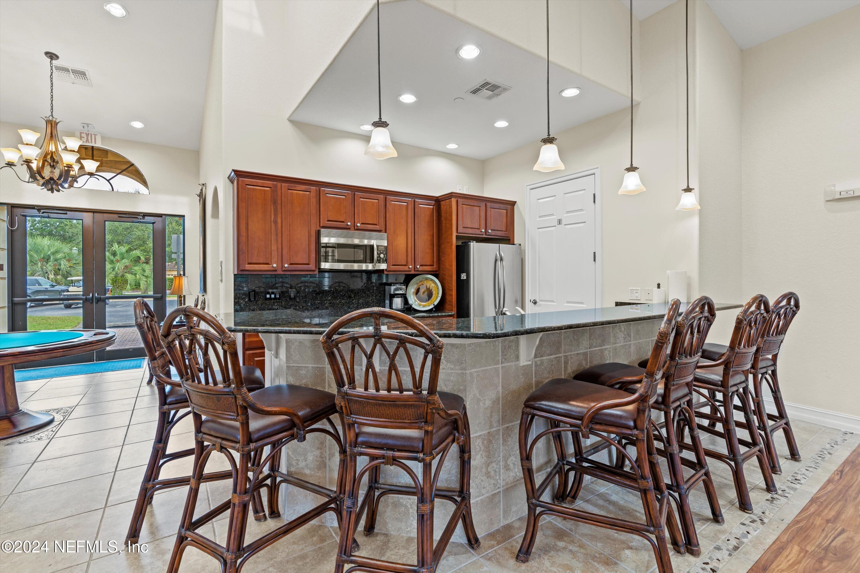 186 LATERRA LINKS Circle, 102