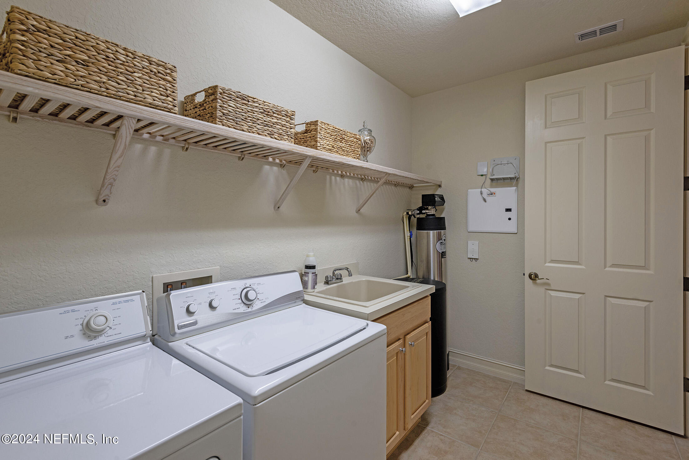 186 LATERRA LINKS Circle, 102