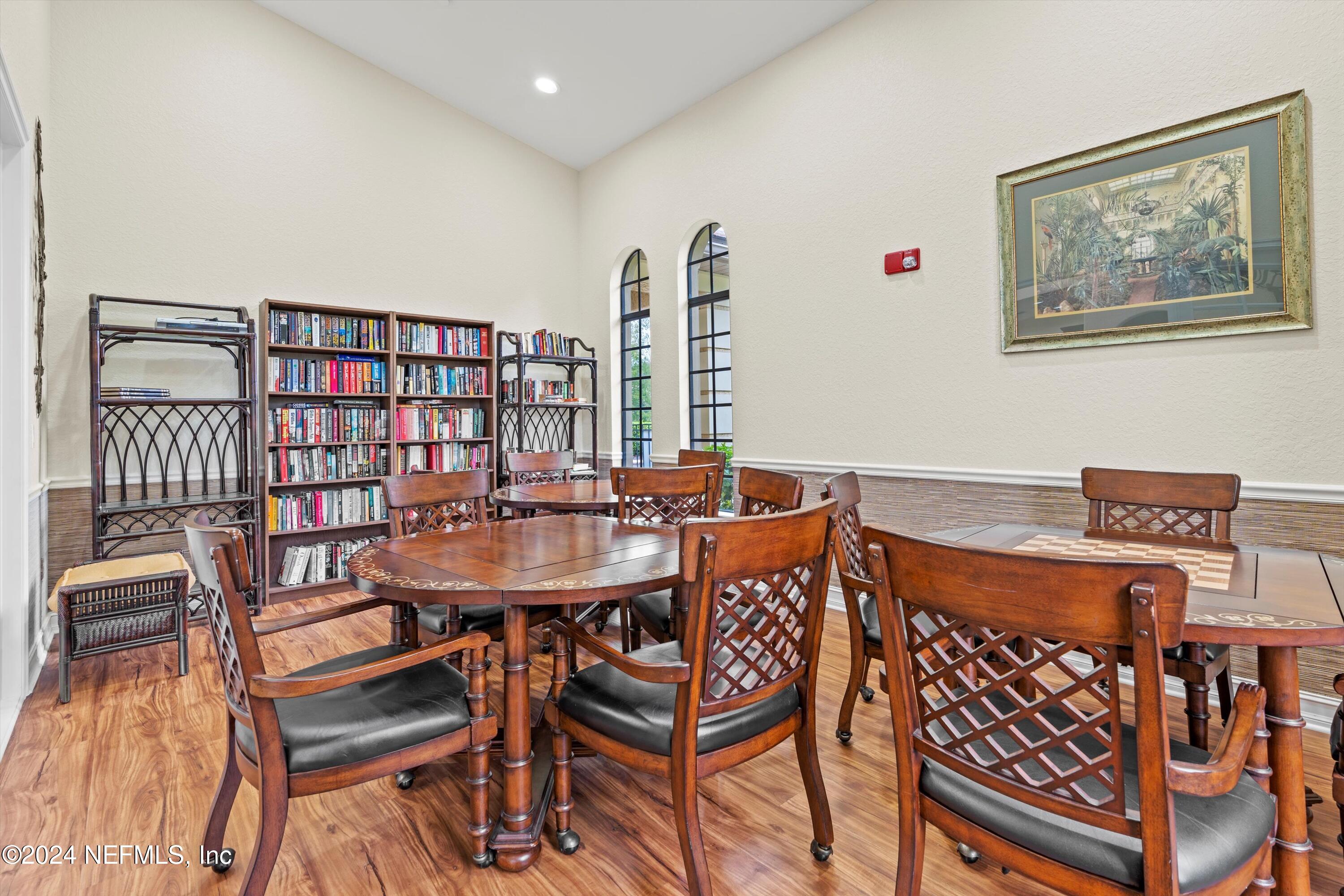 186 LATERRA LINKS Circle, 102