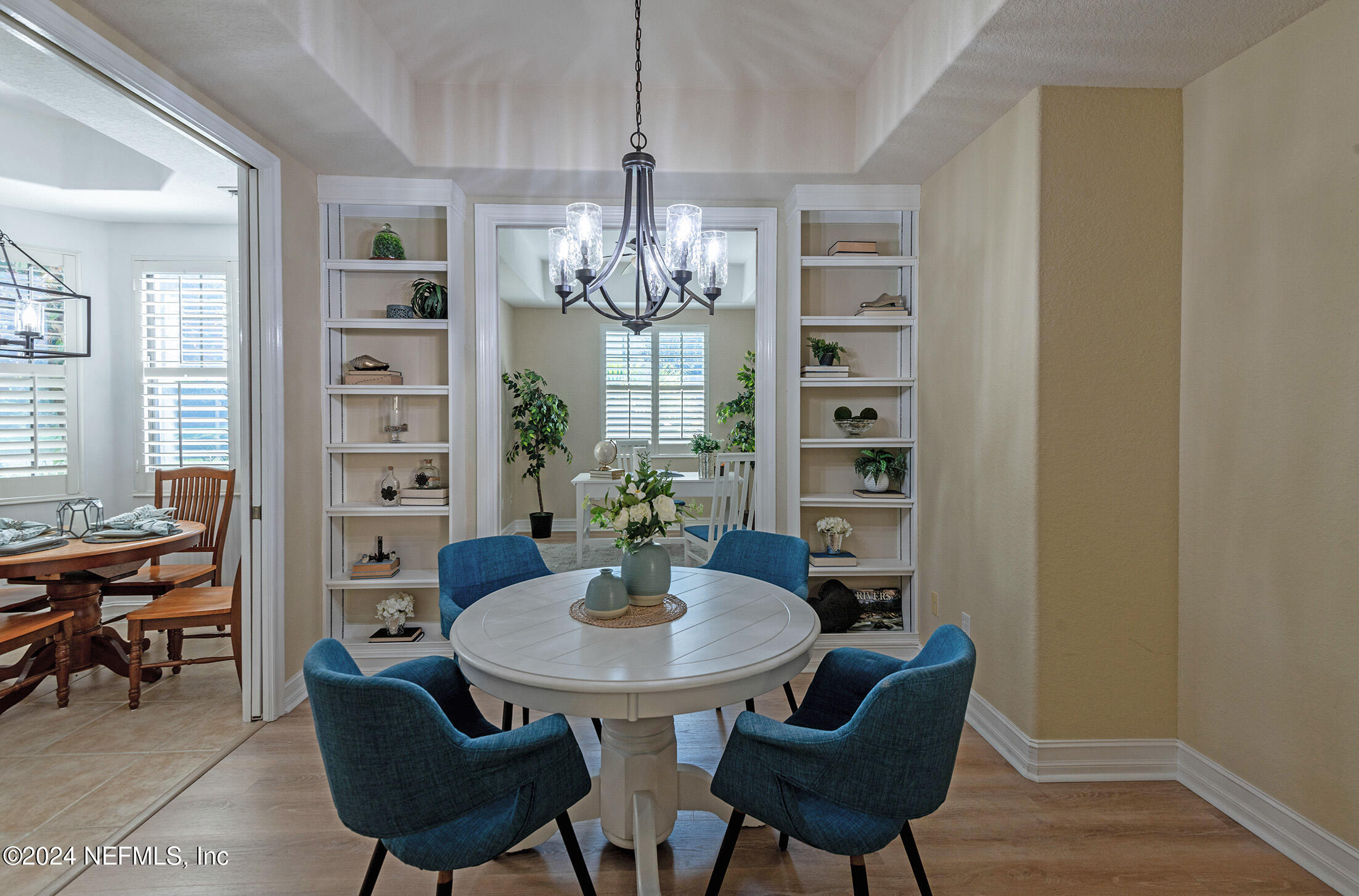 186 LATERRA LINKS Circle, 102