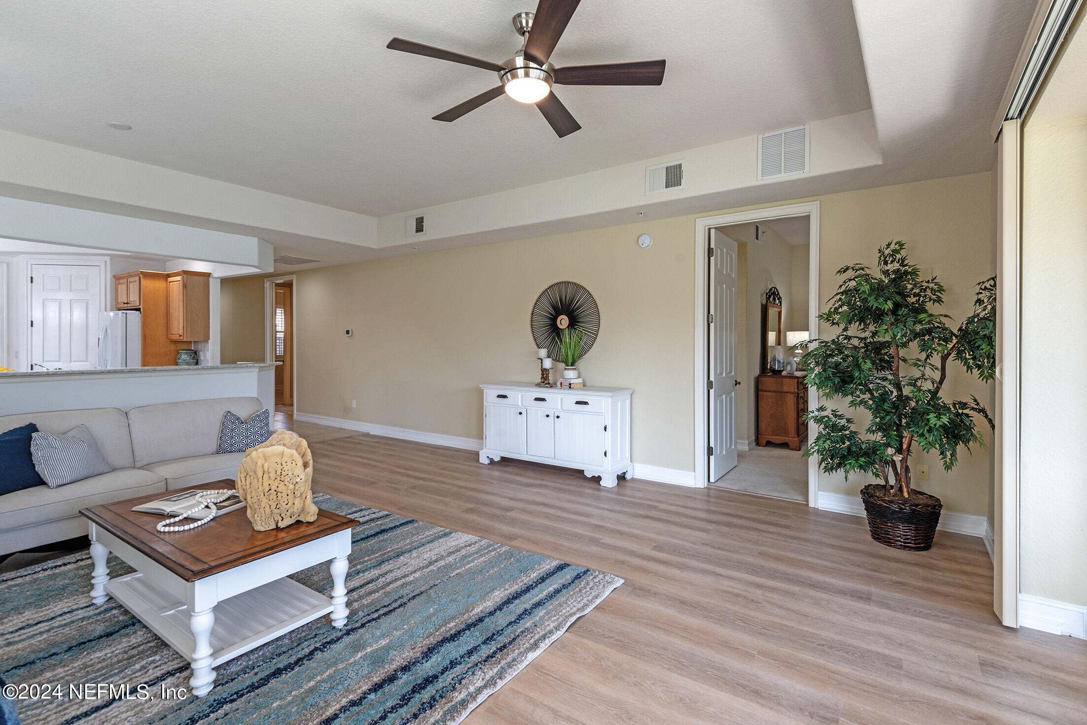 186 LATERRA LINKS Circle, 102