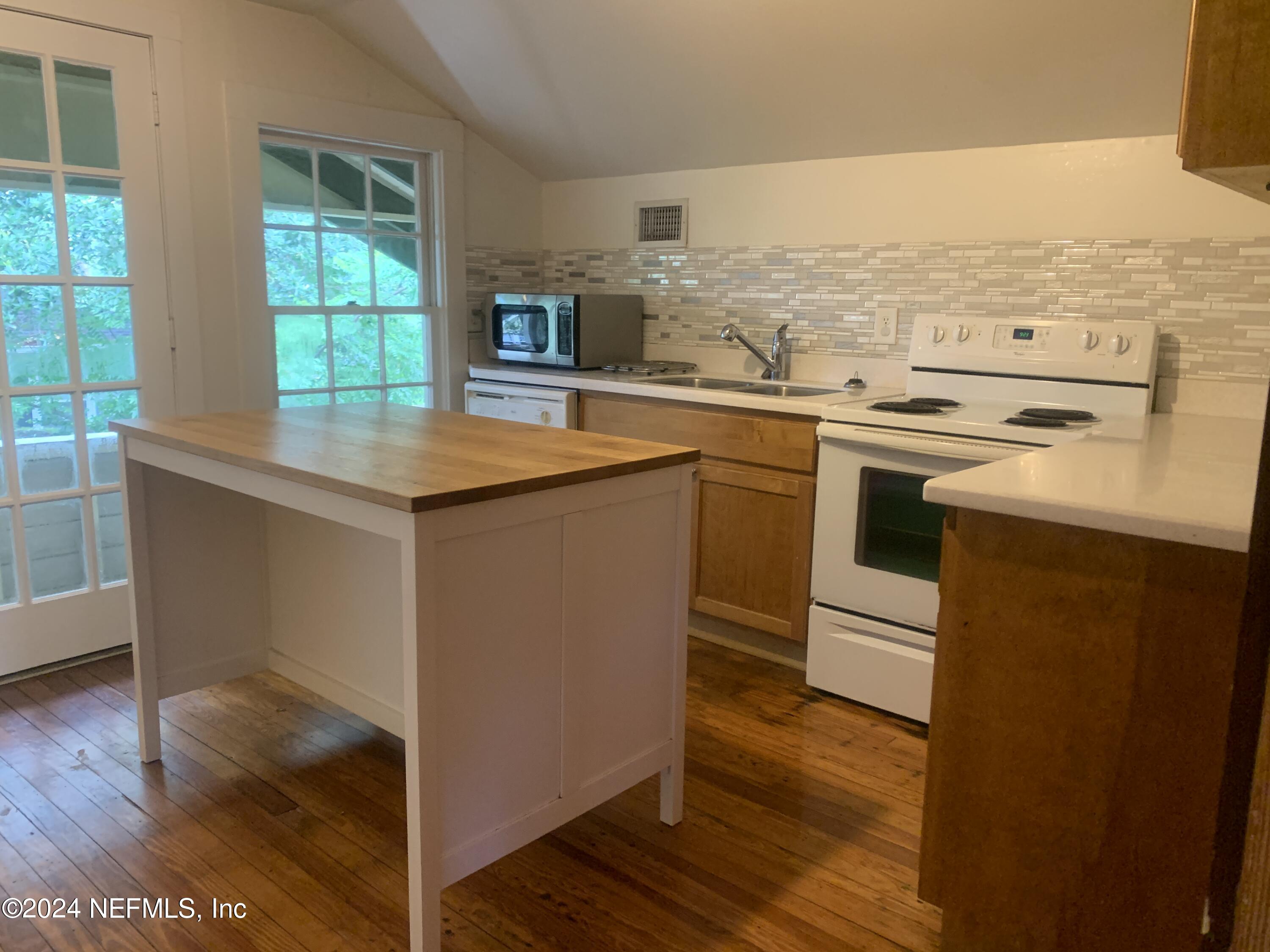 2125 RIVER Boulevard