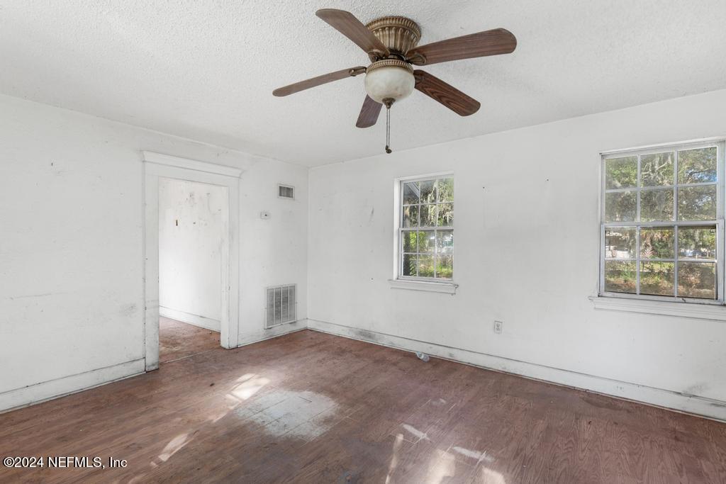 7148 WAKEFIELD Avenue