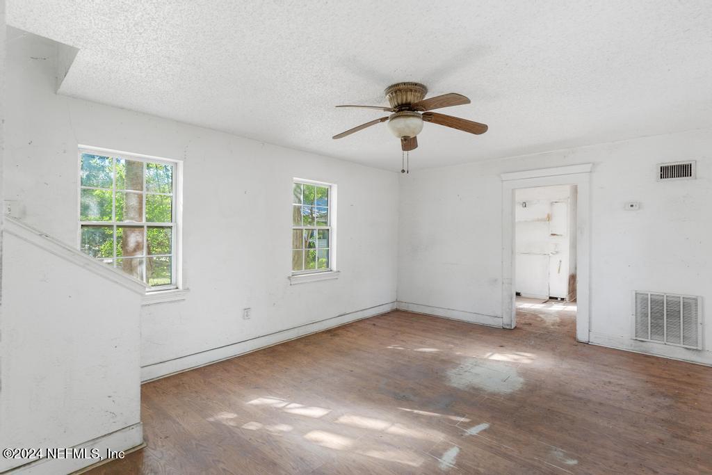 7148 WAKEFIELD Avenue