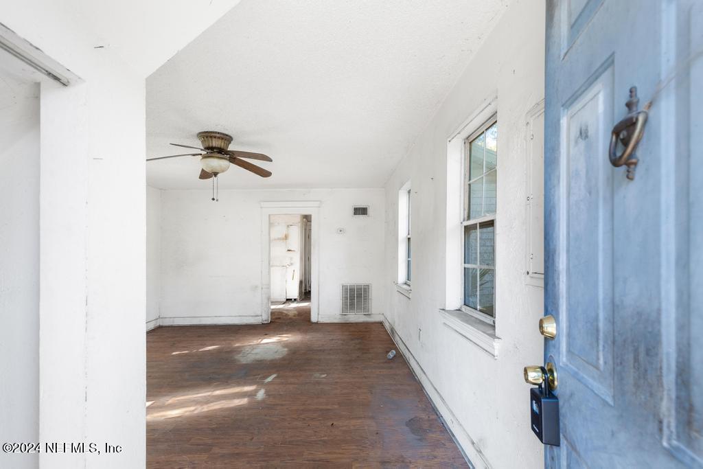 7148 WAKEFIELD Avenue