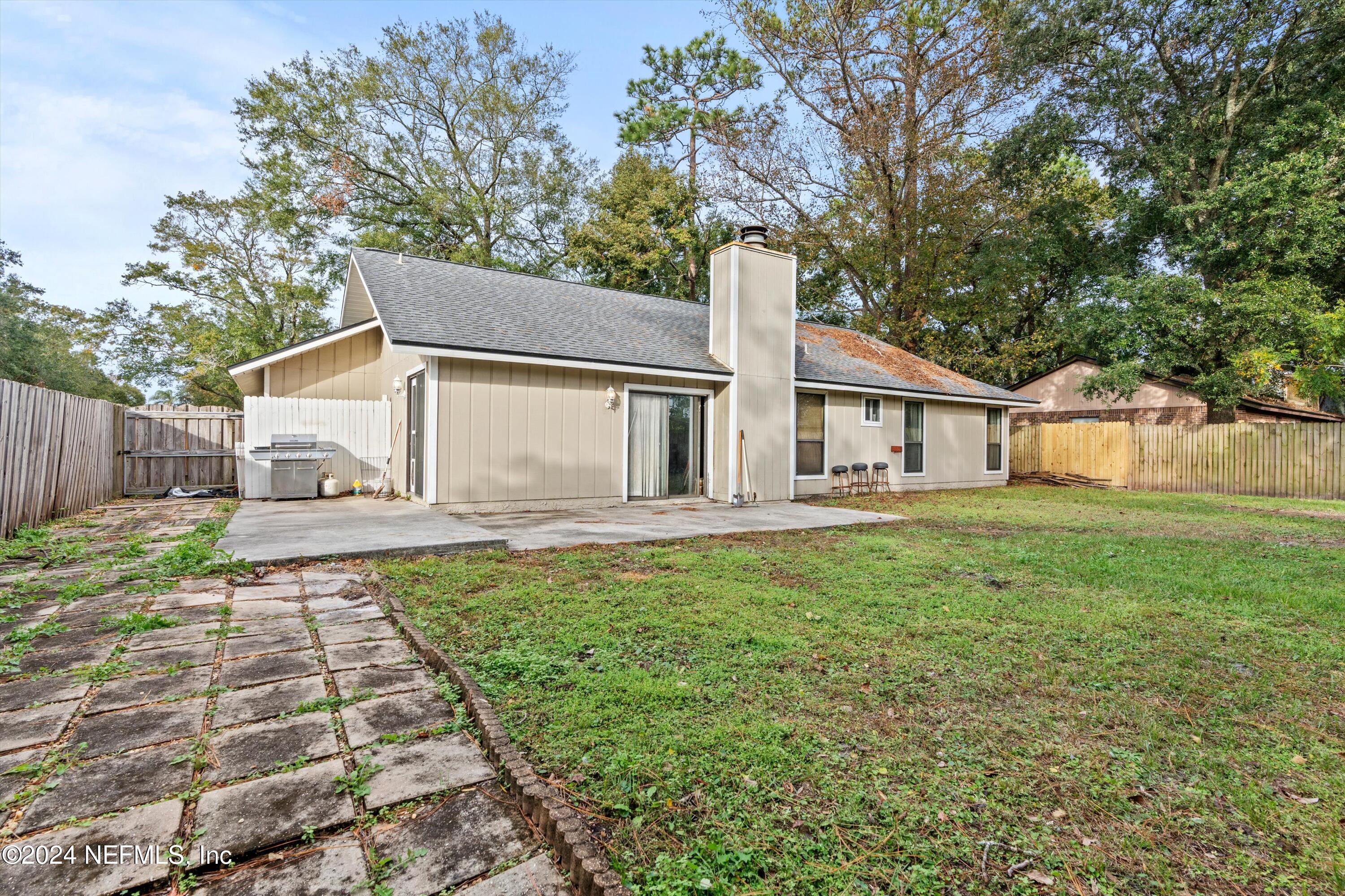 7212 HOLIDAY HILL Court