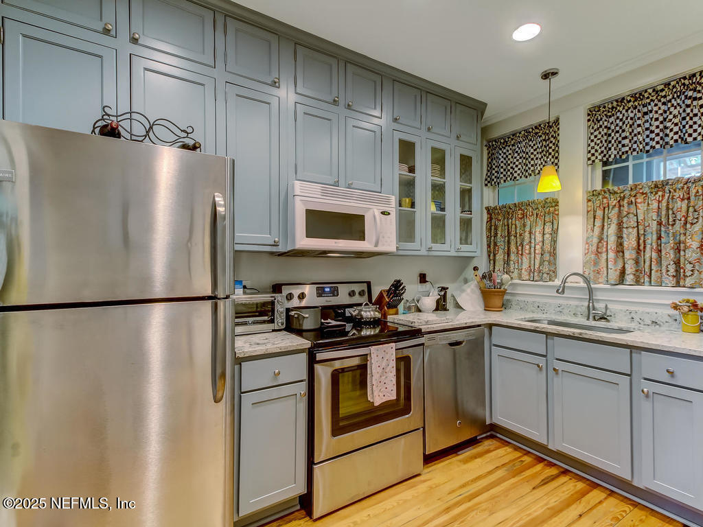 2117 RIVER Boulevard