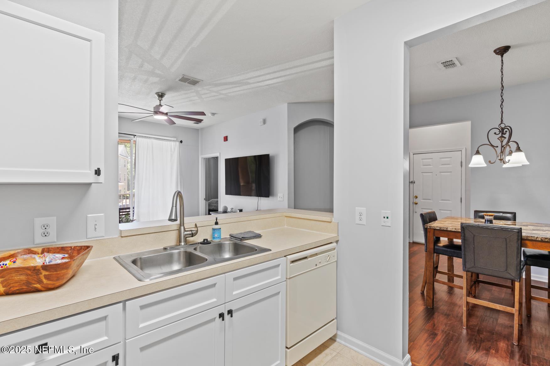 8601 BEACH Boulevard, 905