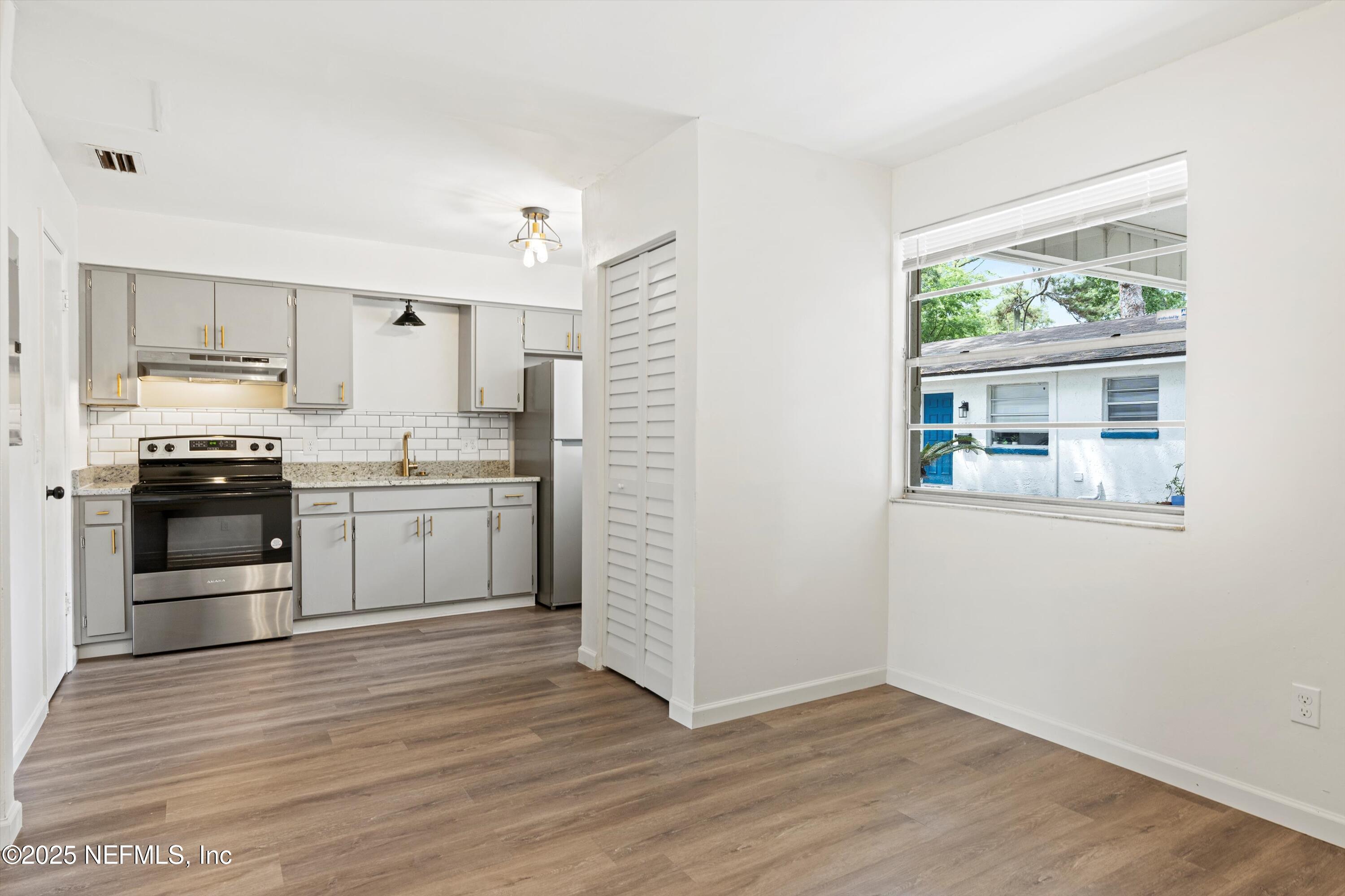 3329 MAYFLOWER Street, 3335