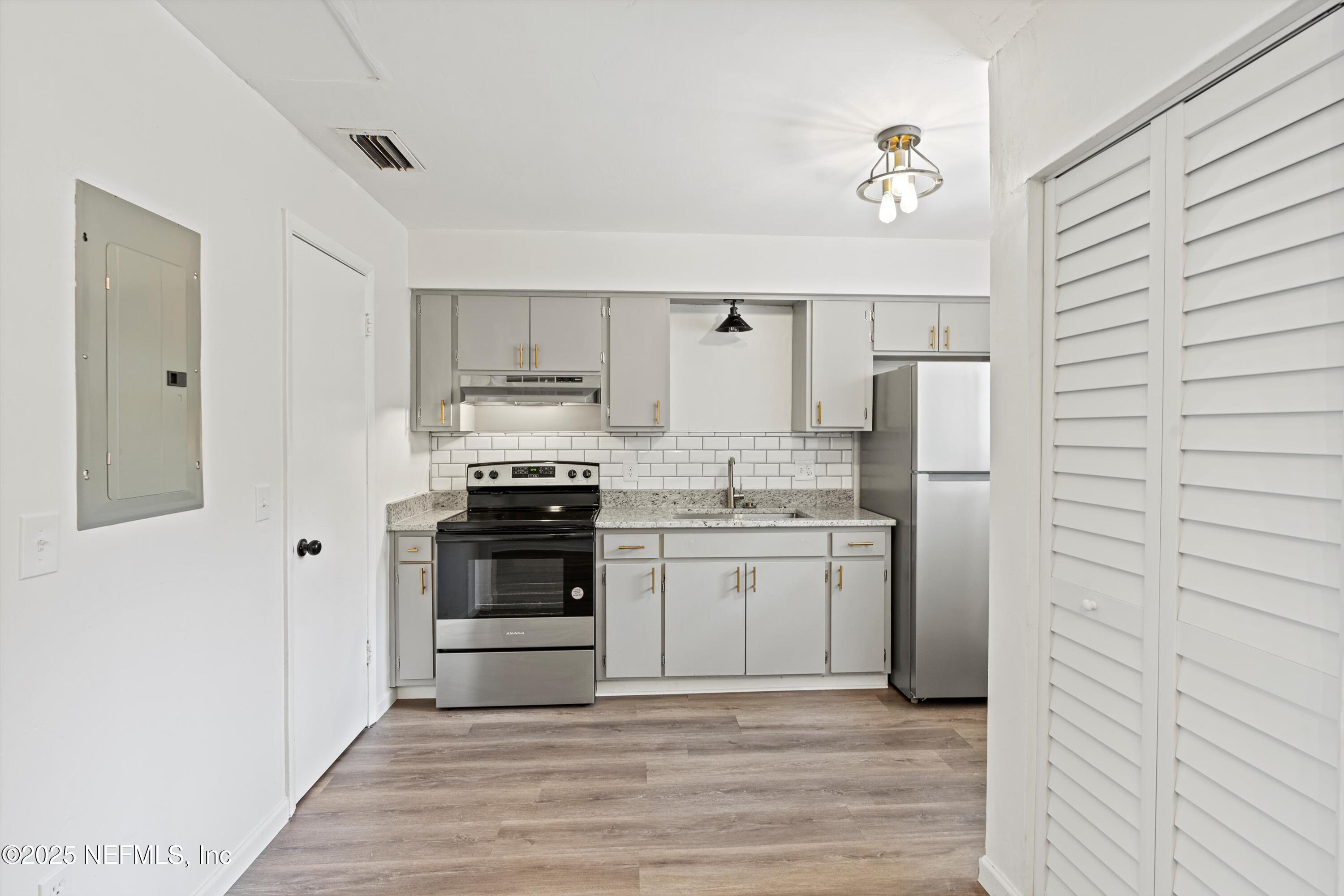 3329 MAYFLOWER Street, 3335