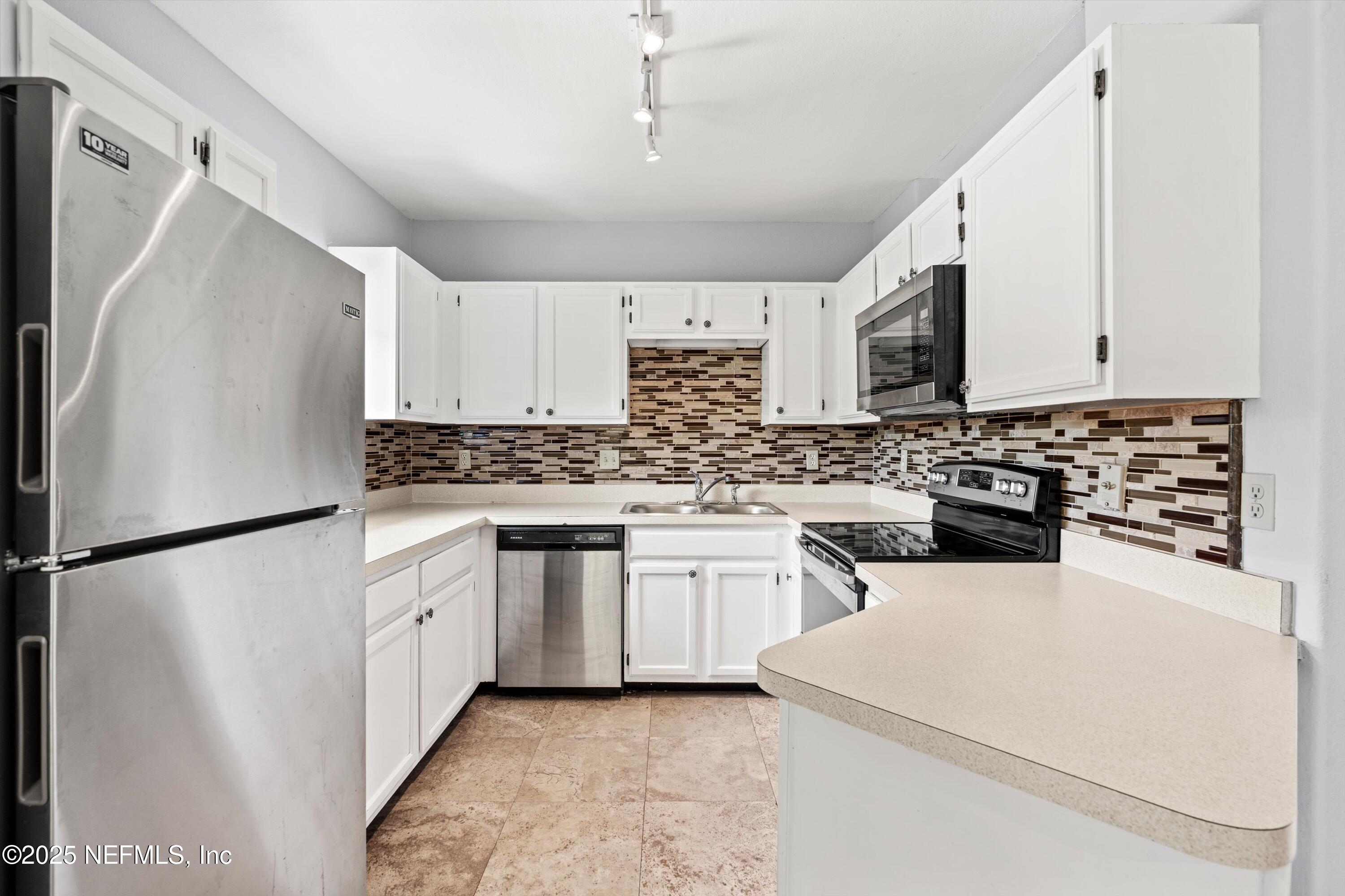 1800 THE GREENS Way, 304