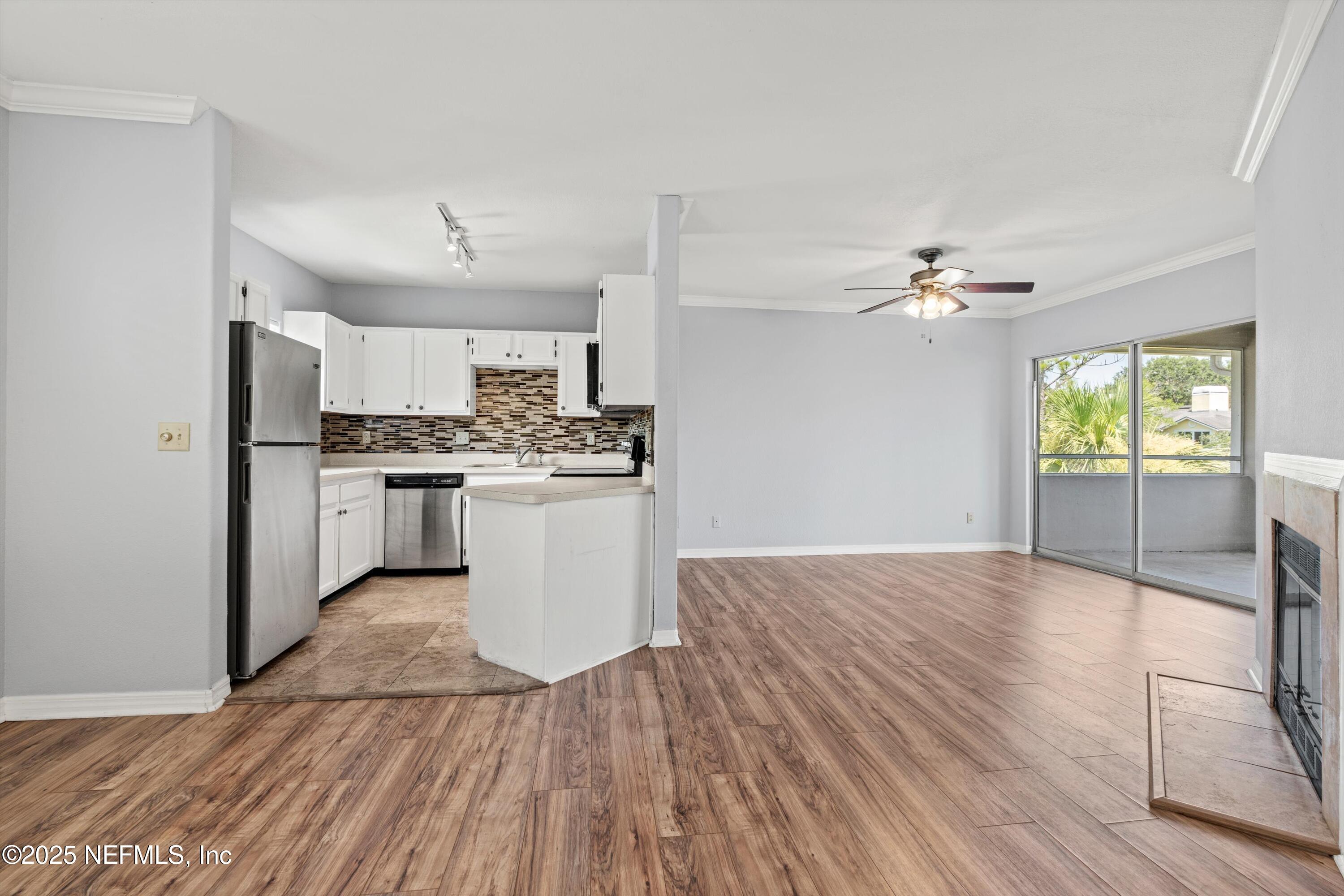 1800 THE GREENS Way, 304