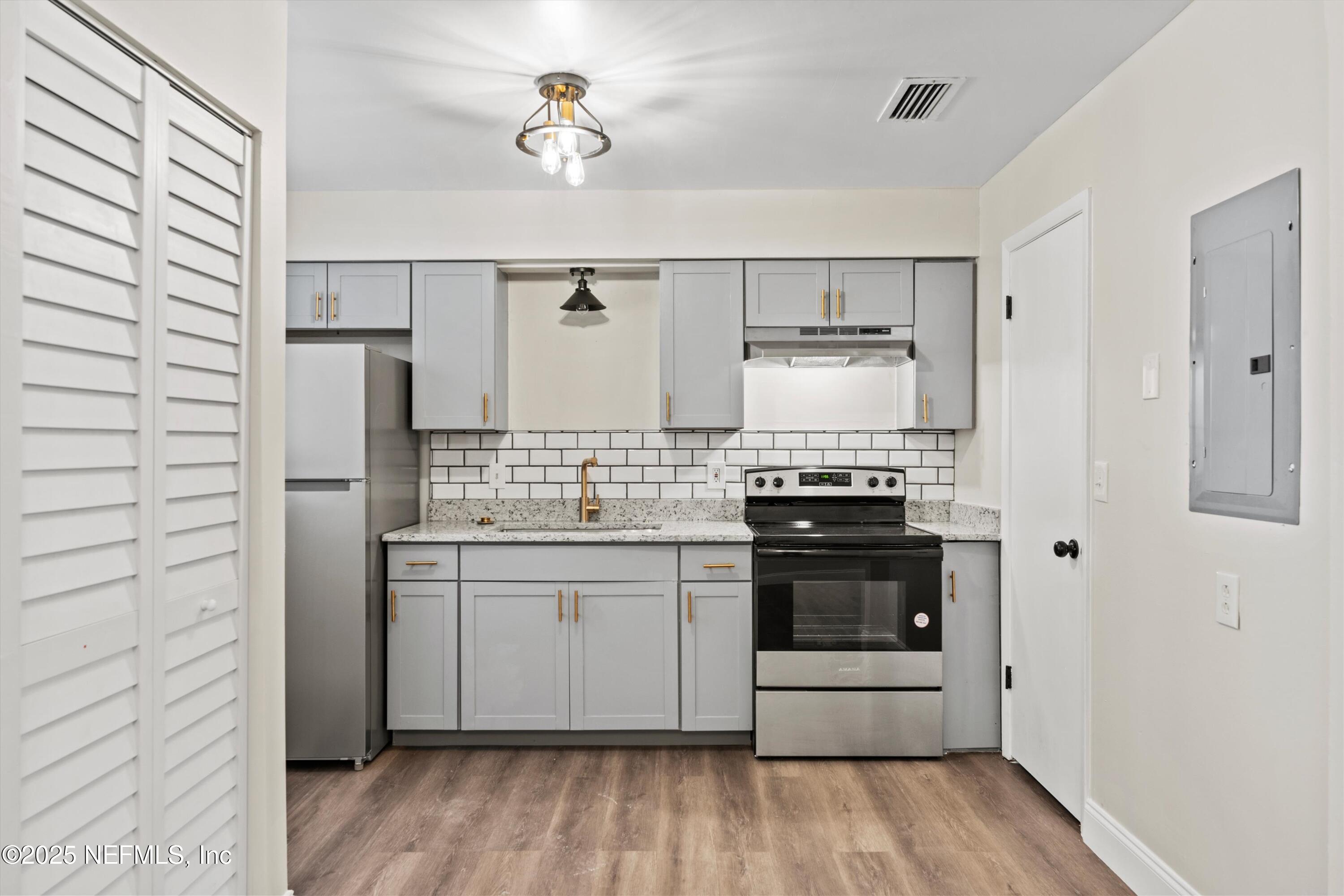 3329 MAYFLOWER Street, 3333