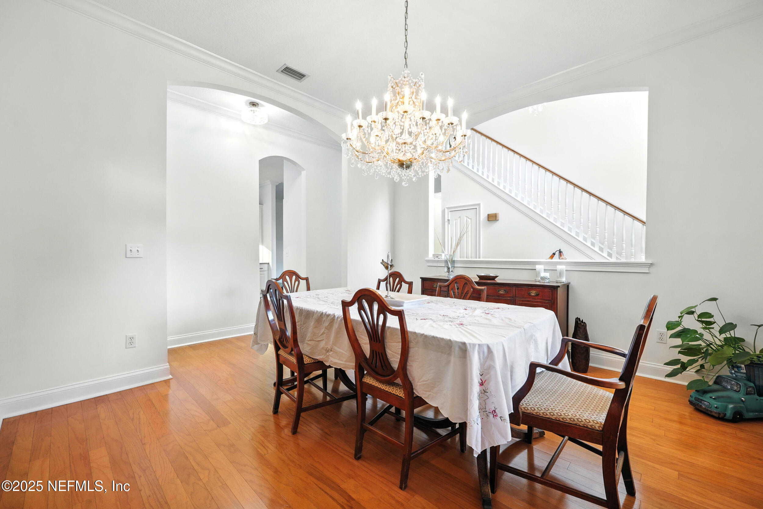 1833 KINGS Court
