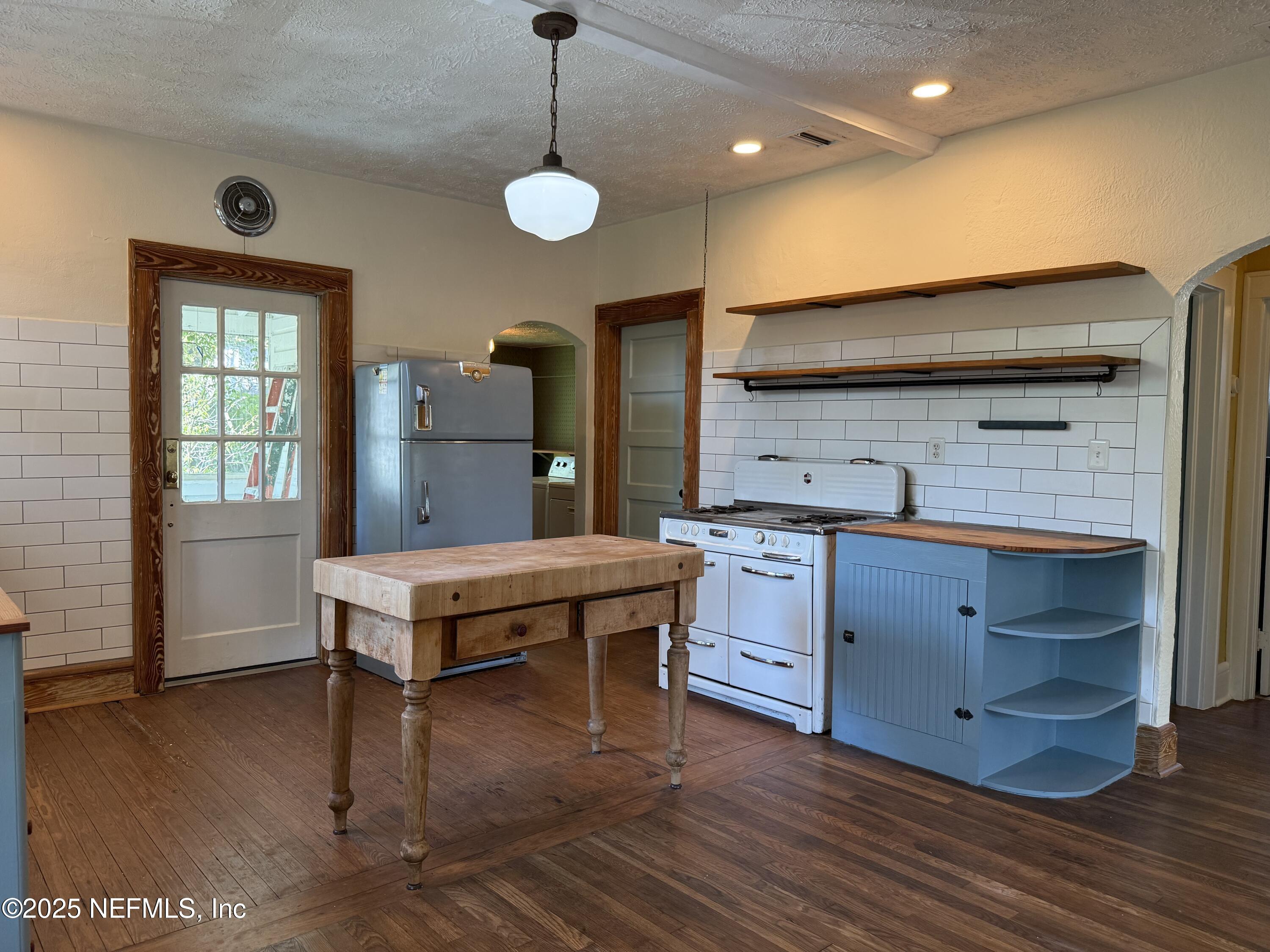 4713 KINGSBURY Street