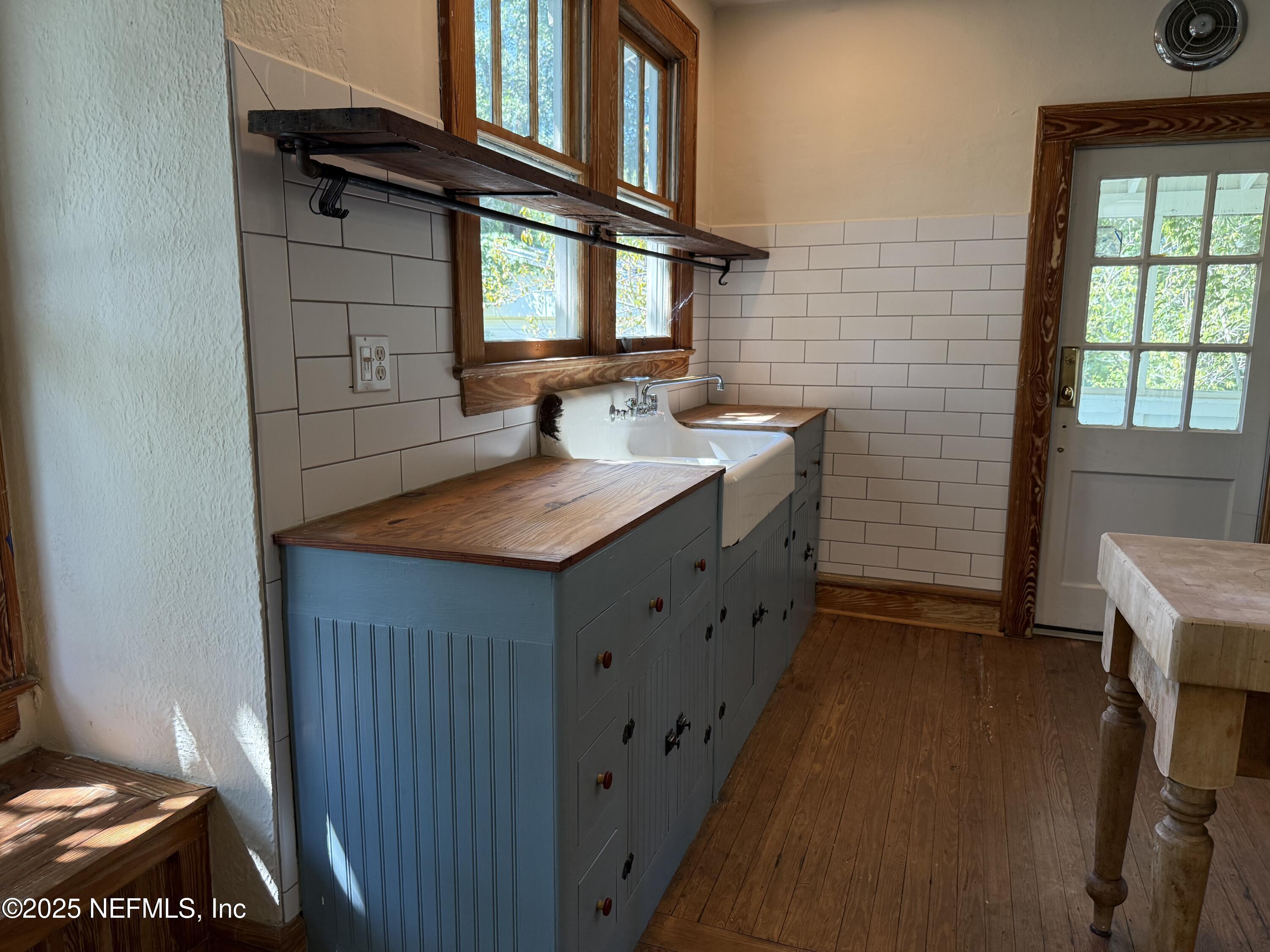 4713 KINGSBURY Street