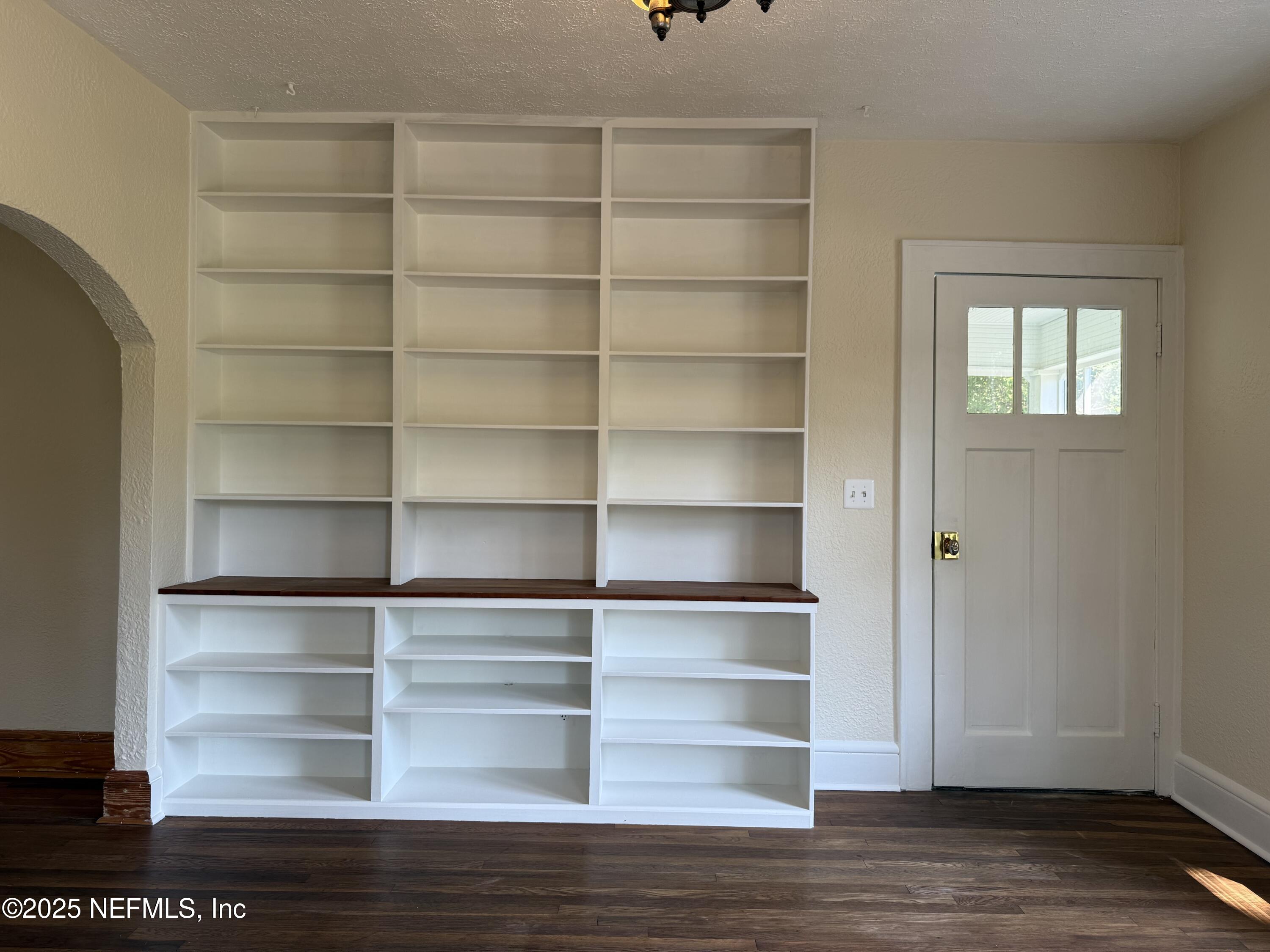 4713 KINGSBURY Street