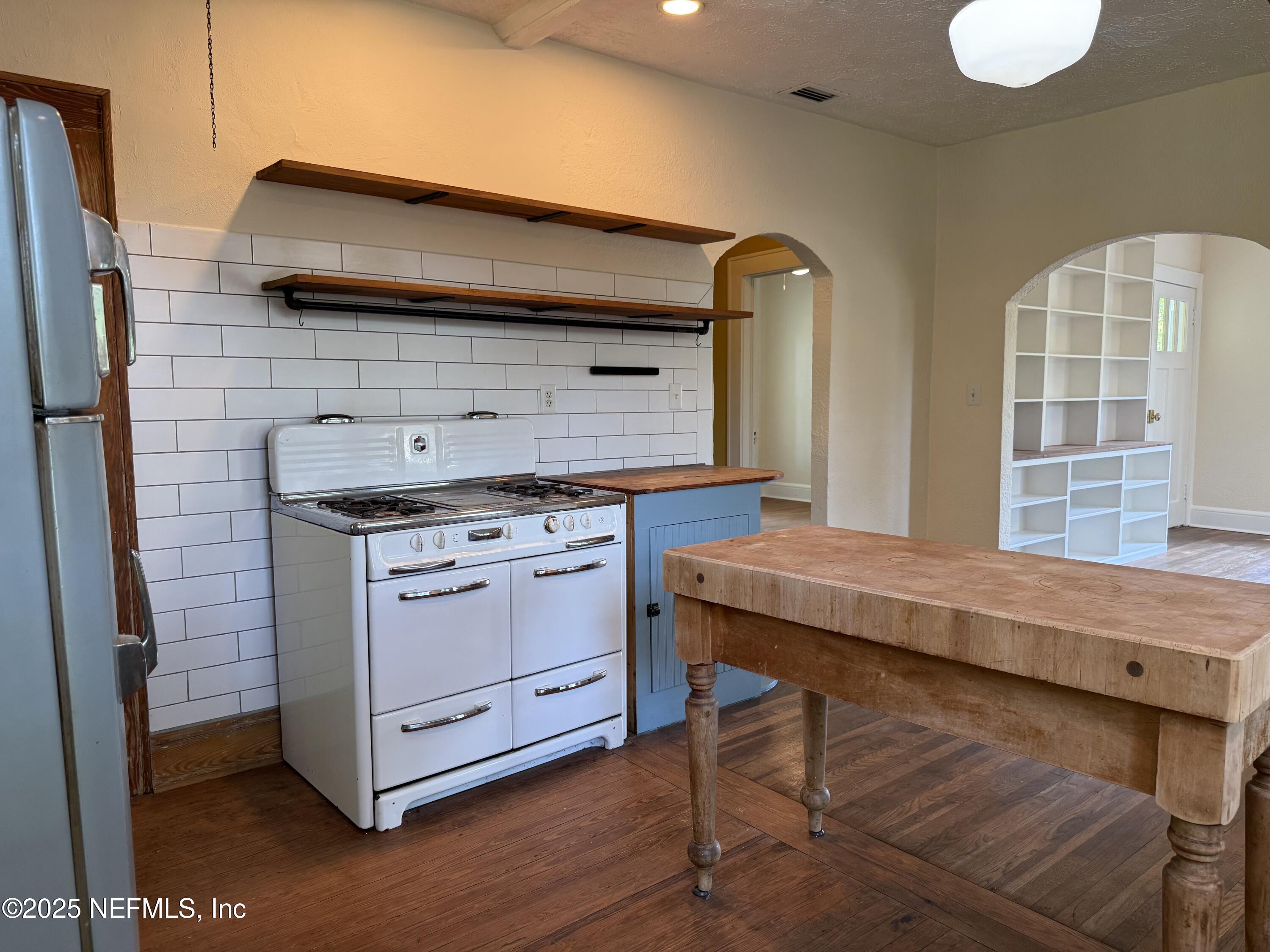 4713 KINGSBURY Street